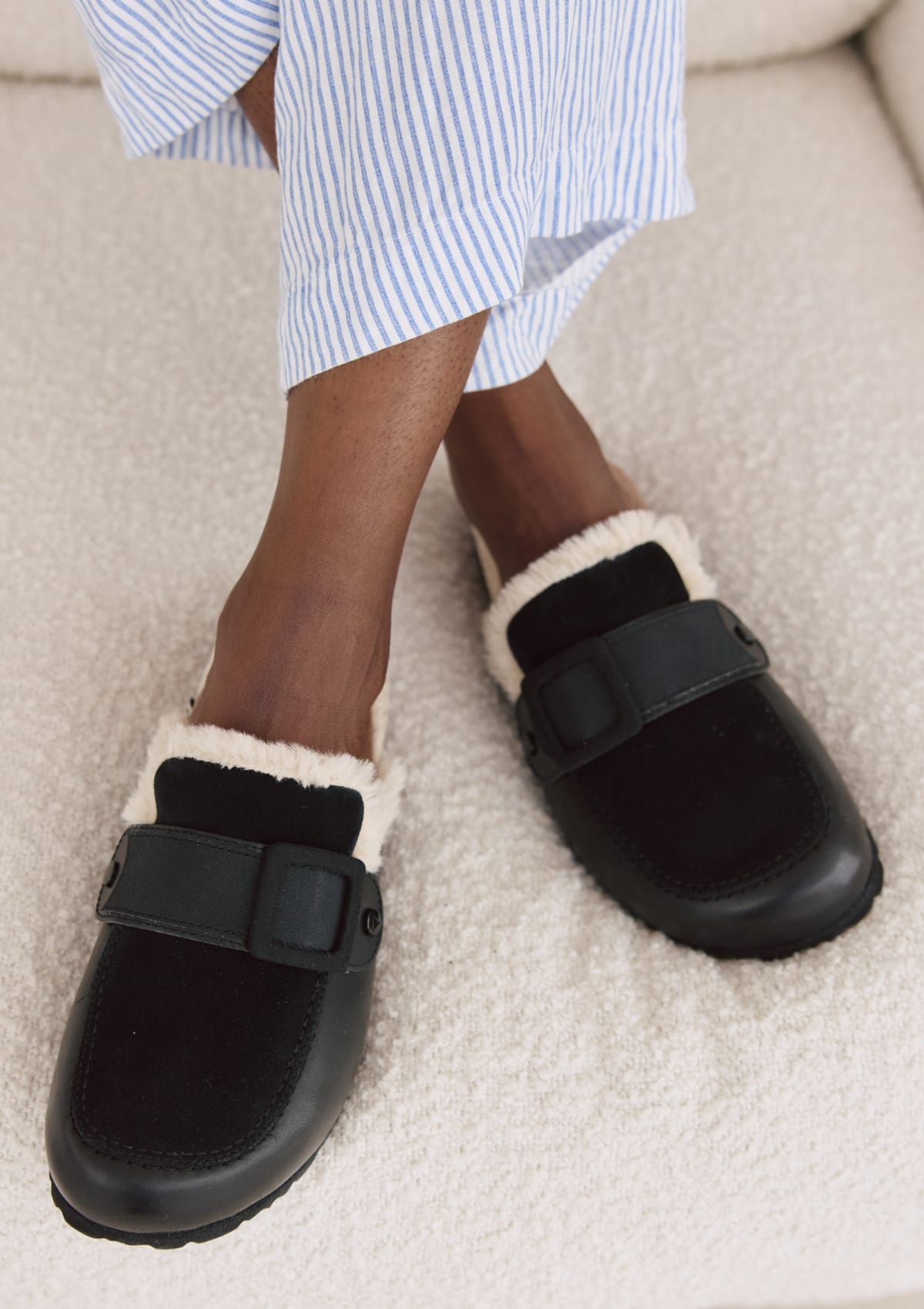 Tragebild mit Model auf neutralem Hintergrund des Produktes Comfy Classic in der Farbe Cloafer Fur Black