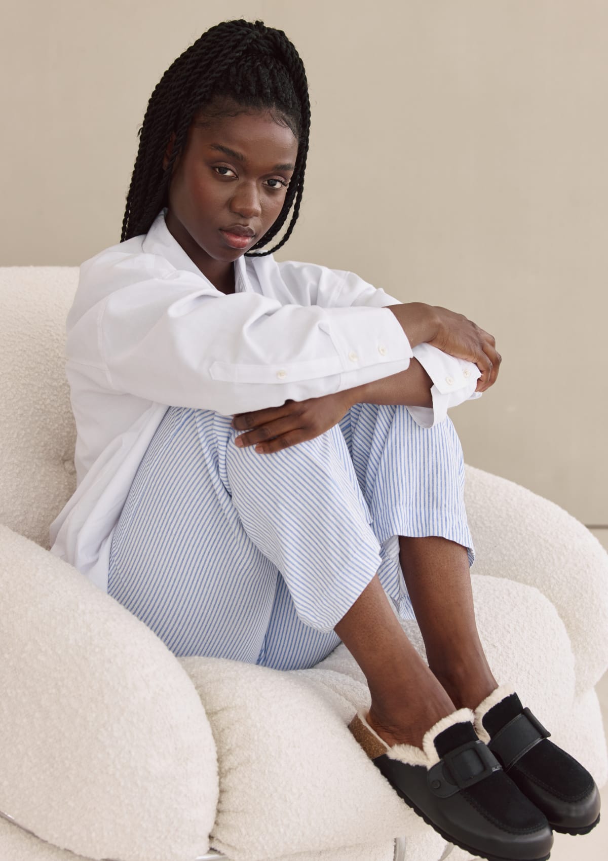 Tragebild mit Model auf neutralem Hintergrund des Produktes Comfy Classic in der Farbe Cloafer Fur Black