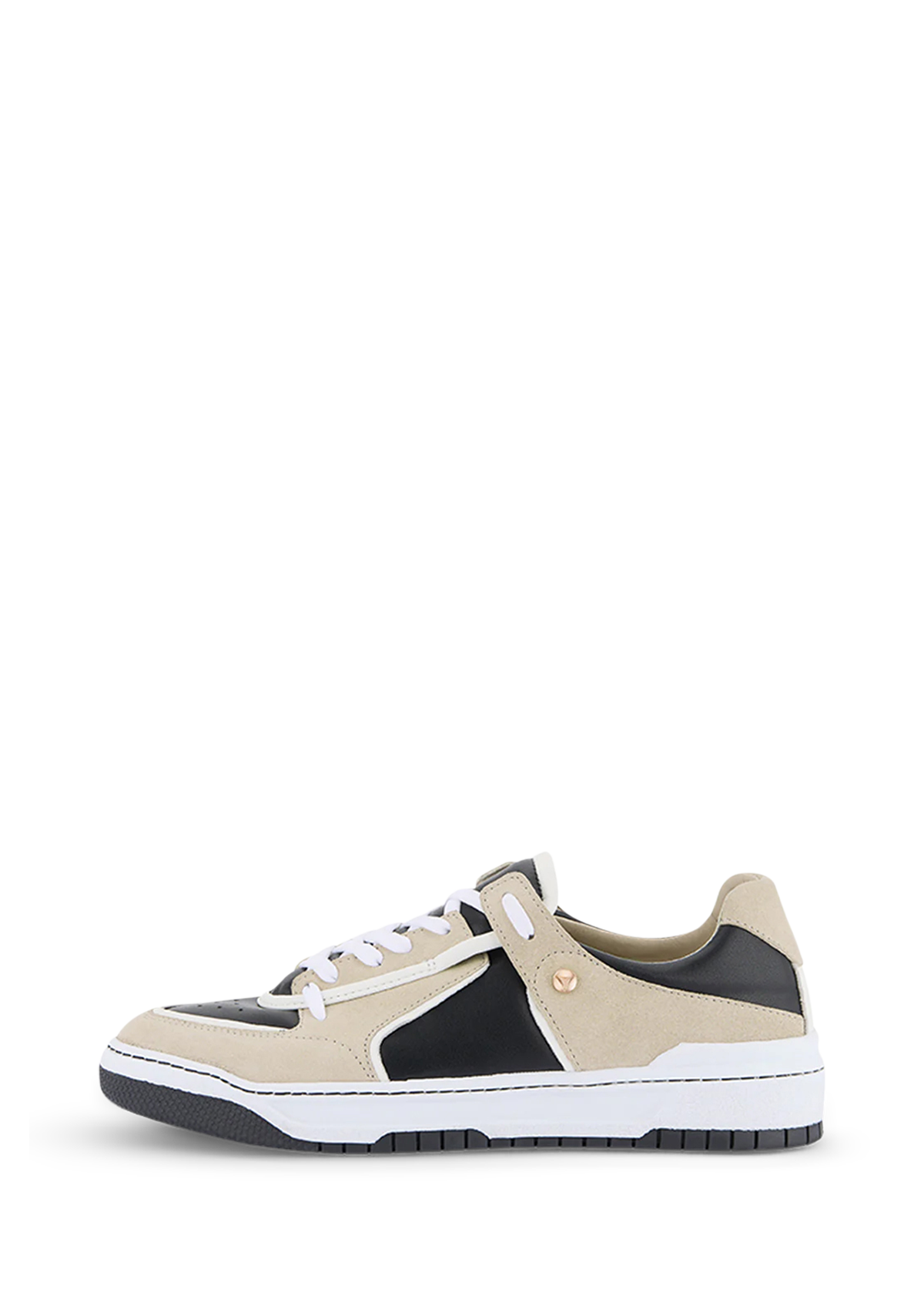 Seitenansicht auf neutralem Hintergrund des Produktes Casual Court24 in der Farbe Black
