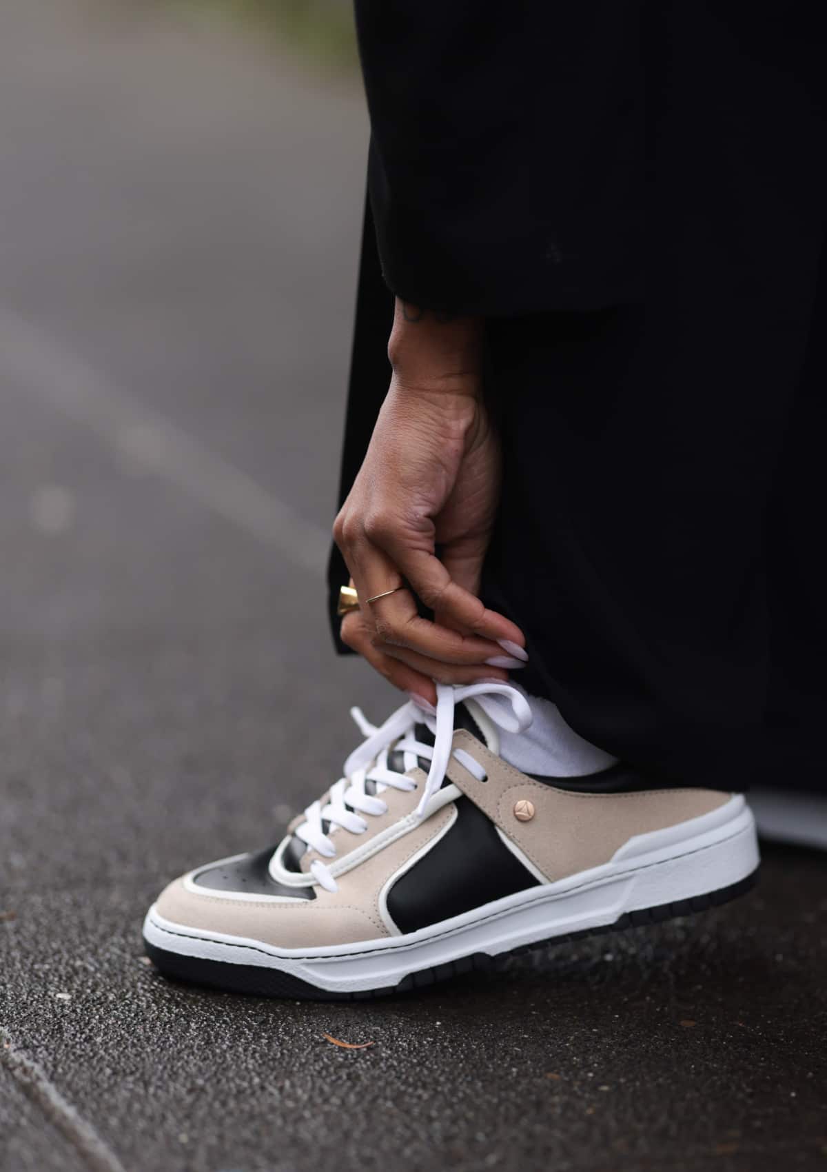 Tragebild mit Model auf neutralem Hintergrund des Produktes Casual Court24 in der Farbe Black