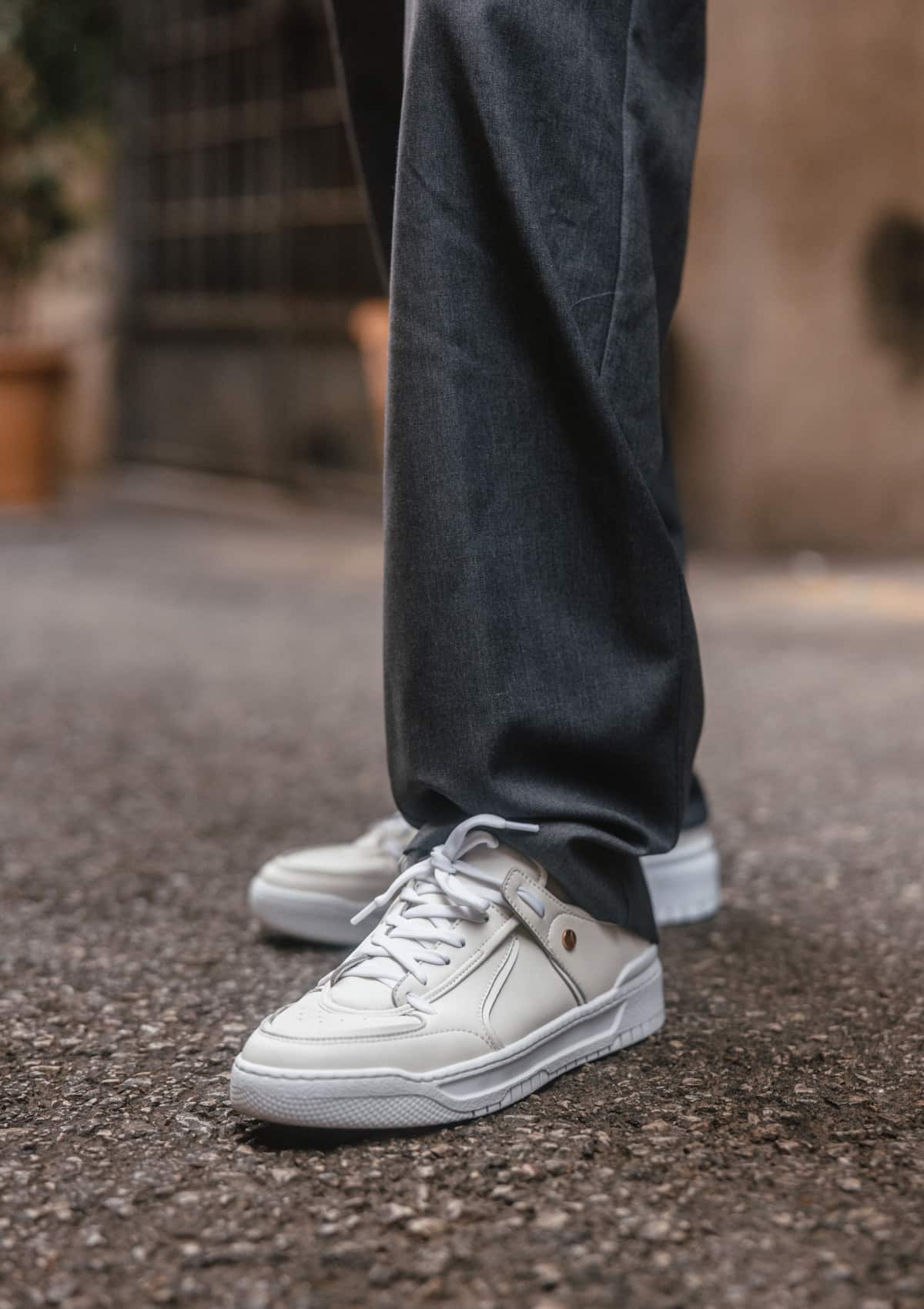 Tragebild mit Model auf neutralem Hintergrund des Produktes Casual Court24 in der Farbe White