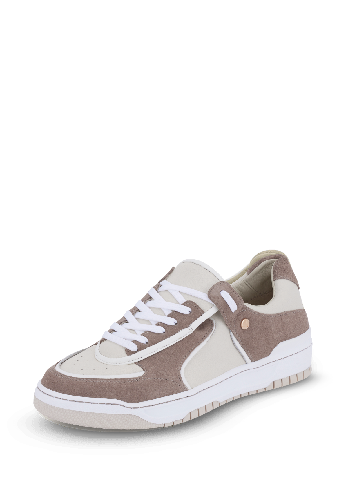 Frontalansicht auf neutralem Hintergrund des Produktes Casual Court24 in der Farbe Mocha
