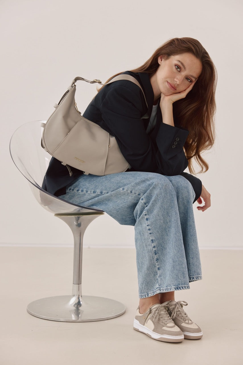 Tragebild mit Model auf neutralem Hintergrund des Produktes Casual Court24 in der Farbe Greige