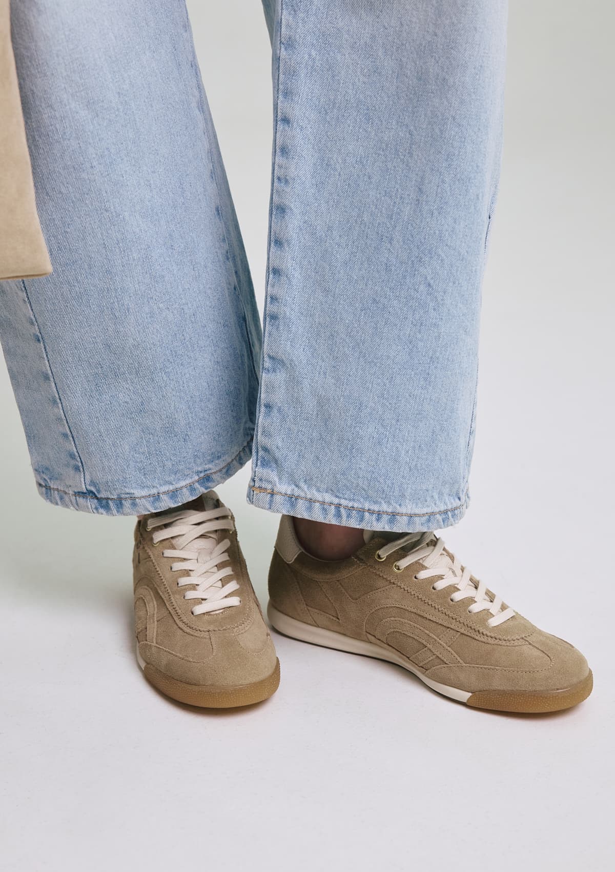 Tragebild mit Model auf neutralem Hintergrund des Produktes Daily Fit in der Farbe Sand-Crema