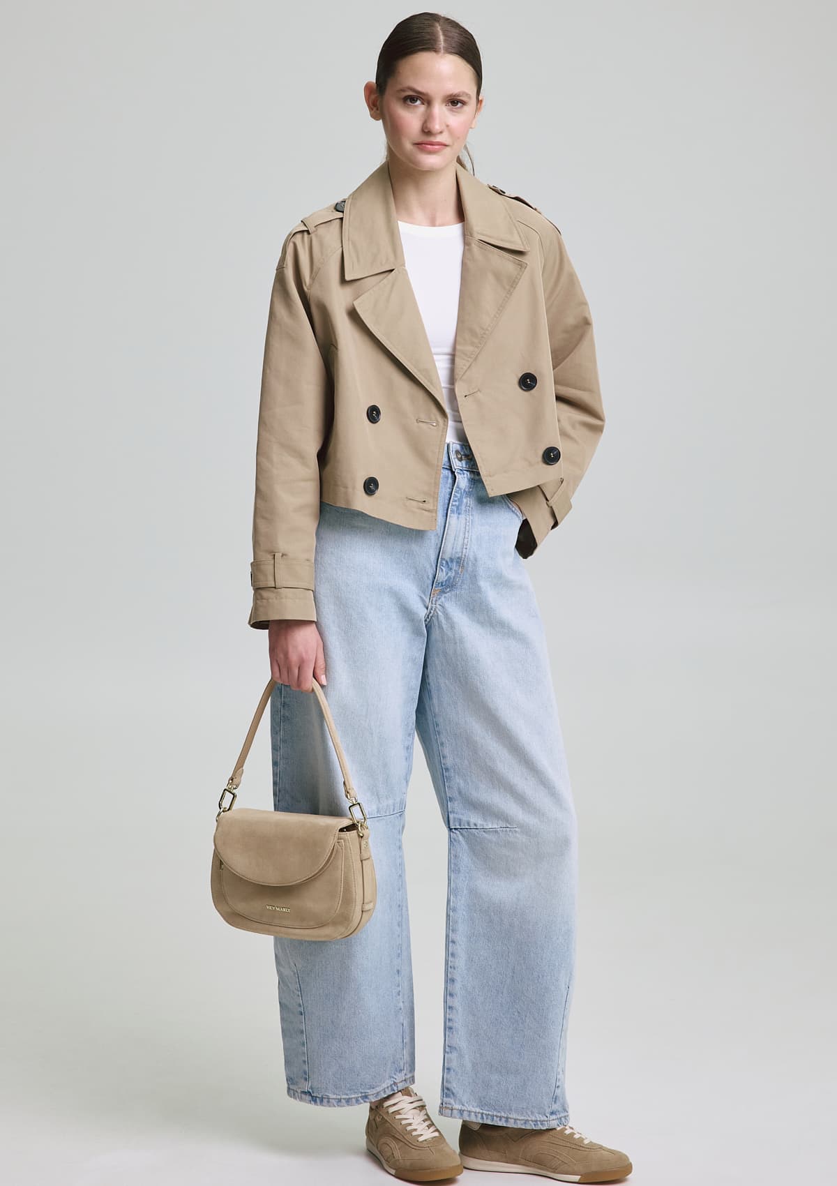 Tragebild mit Model auf neutralem Hintergrund des Produktes Daily Fit in der Farbe Sand-Crema