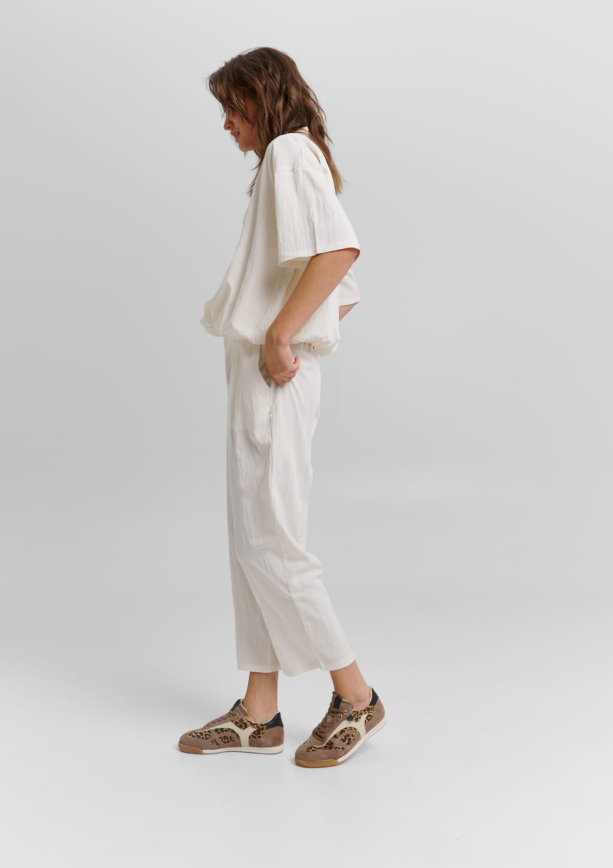 Tragebild mit Model auf neutralem Hintergrund des Produktes Daily Fit