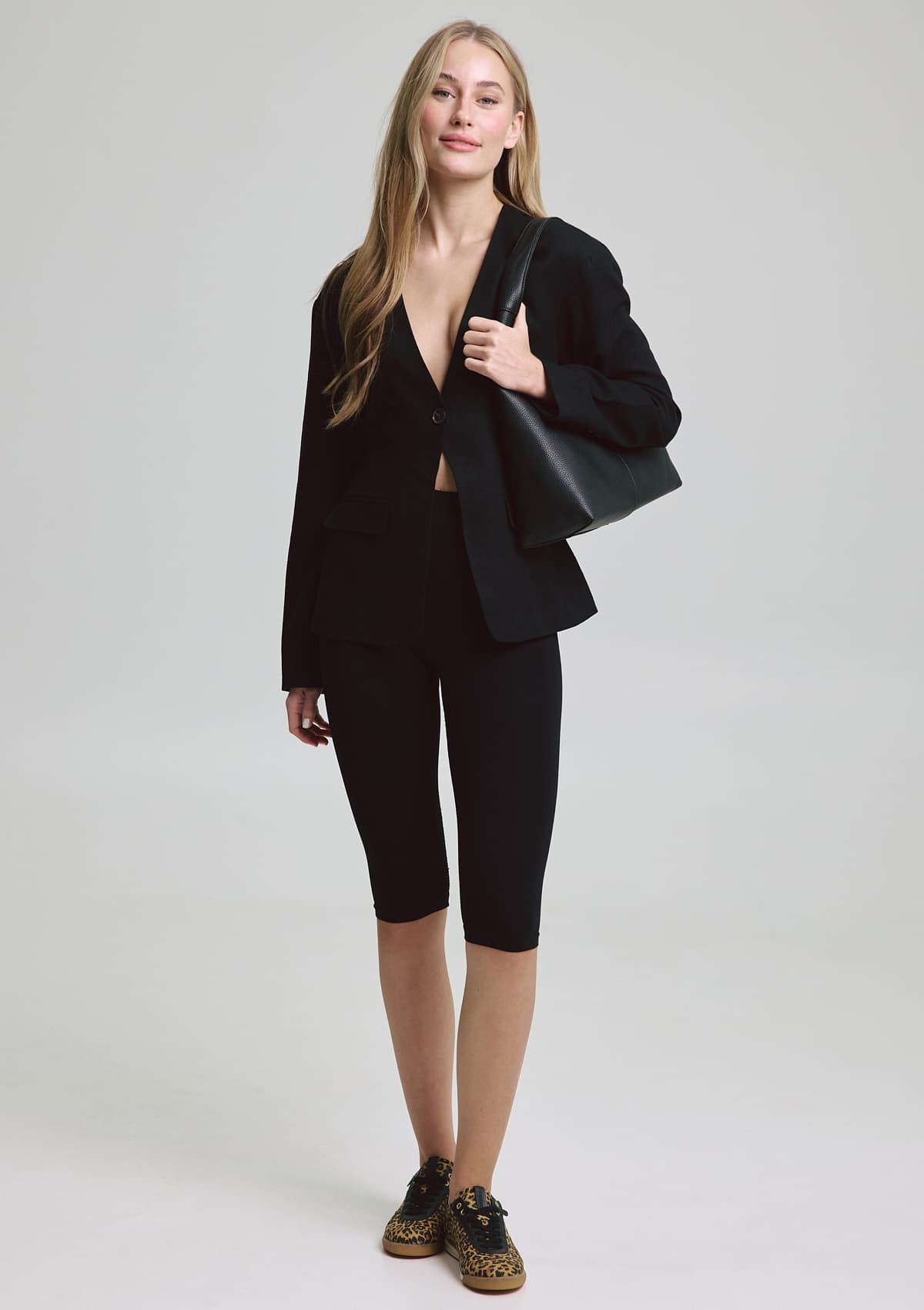 Tragebild mit Model auf neutralem Hintergrund des Produktes Daily Fit in der Farbe Black-Leo