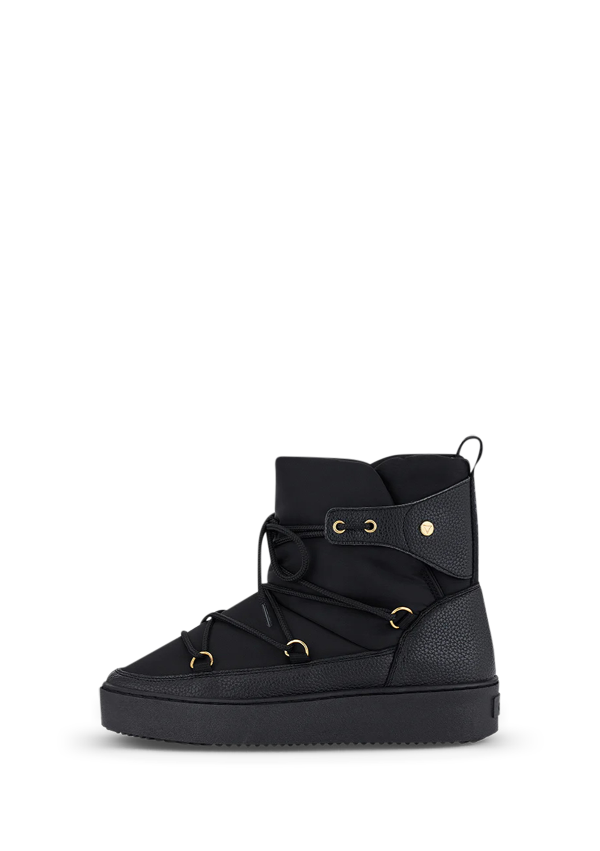 Seitenansicht auf neutralem Hintergrund des Produktes Cozy Lace Up in der Farbe Black