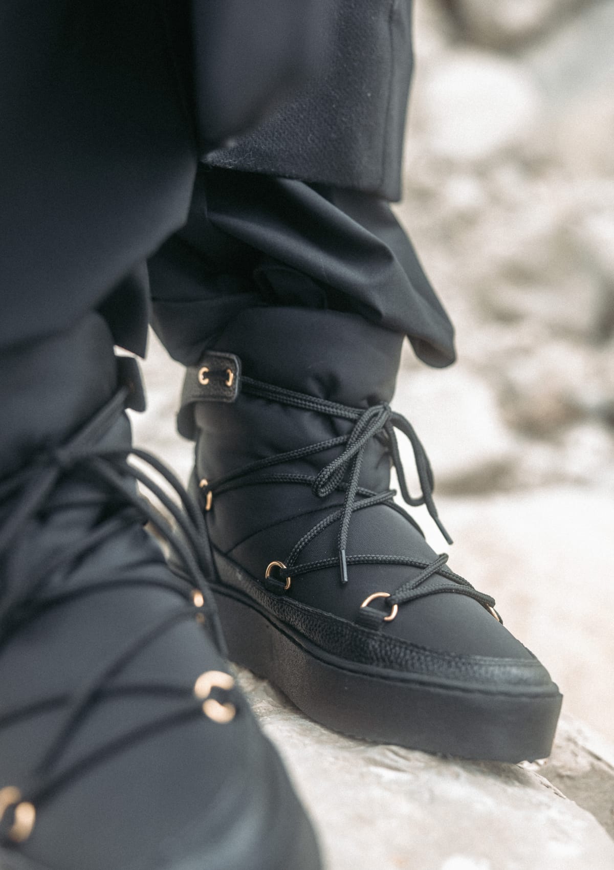 Tragebild mit Model auf neutralem Hintergrund des Produktes Cozy Lace Up in der Farbe Black