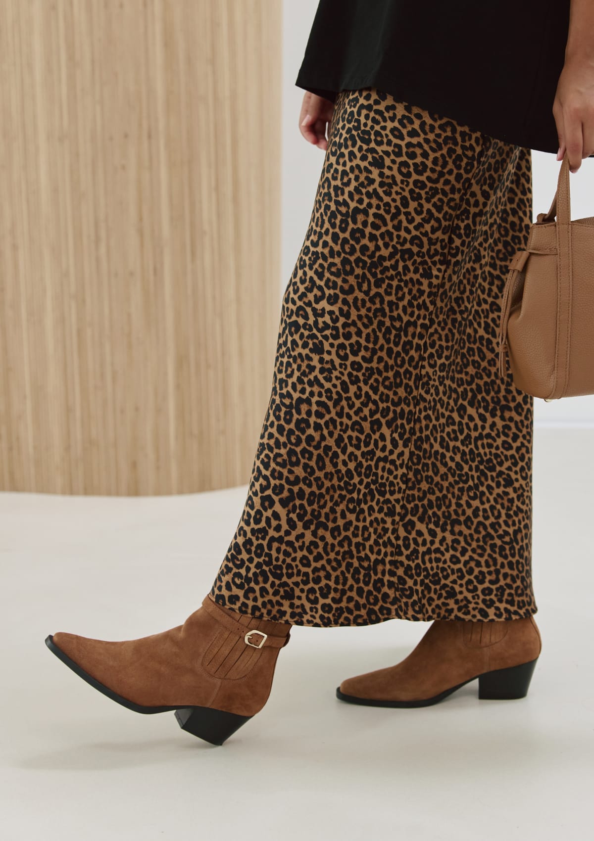 Tragebild mit Model auf neutralem Hintergrund des Produktes Western Chic in der Farbe Cognac