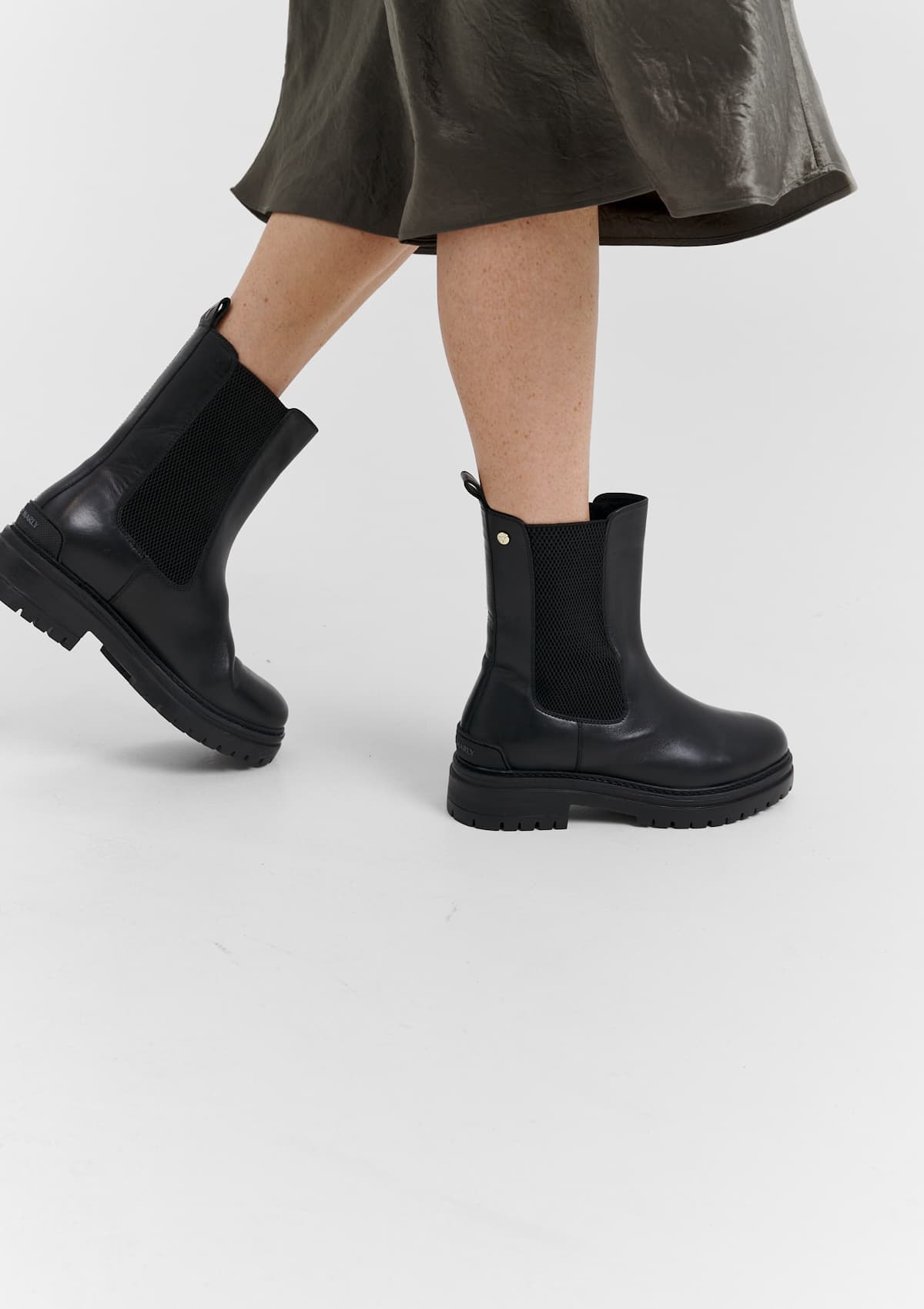 Tragebild mit Model auf neutralem Hintergrund des Produktes City Stroll in der Farbe Black