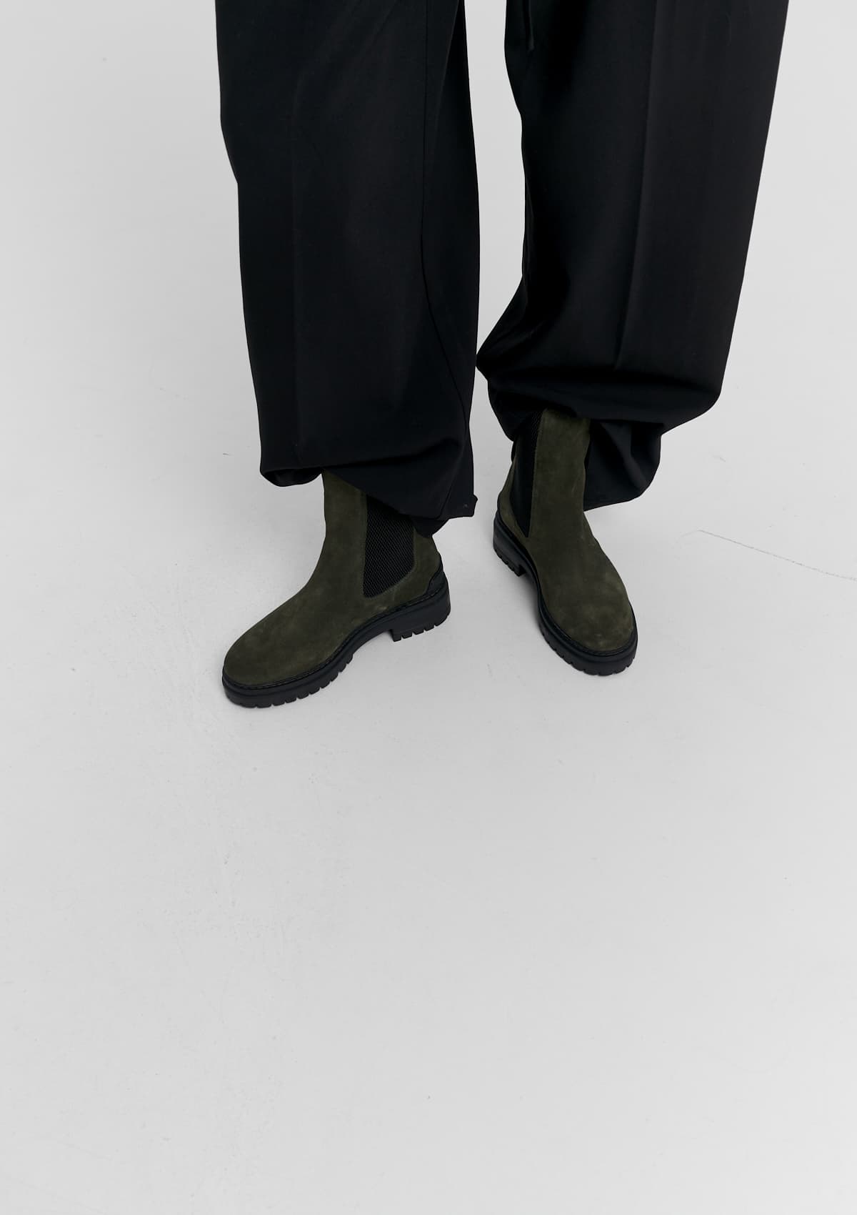 Tragebild mit Model auf neutralem Hintergrund des Produktes City Stroll Suede in der Farbe Forest