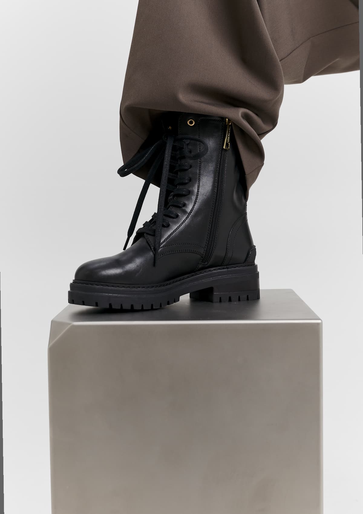 Tragebild mit Model auf neutralem Hintergrund des Produktes Signature Boot in der Farbe Black