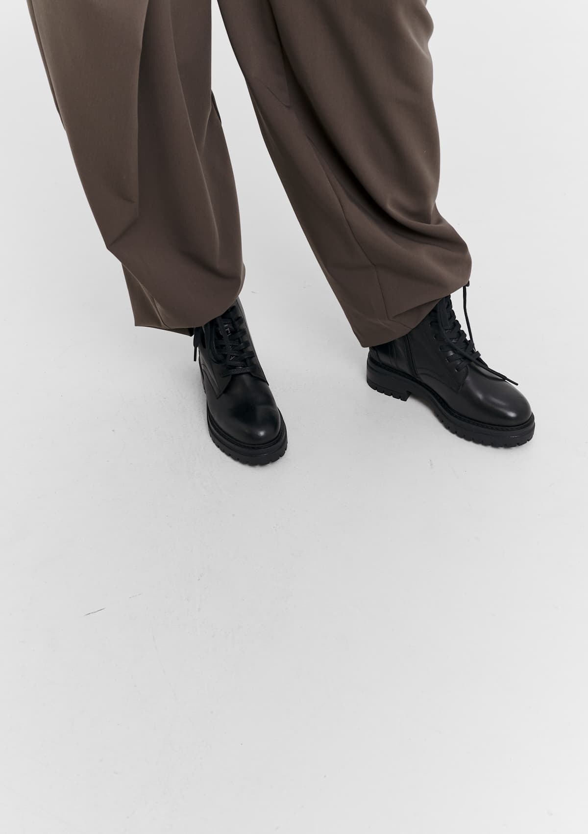 Tragebild mit Model auf neutralem Hintergrund des Produktes Signature Boot in der Farbe Black