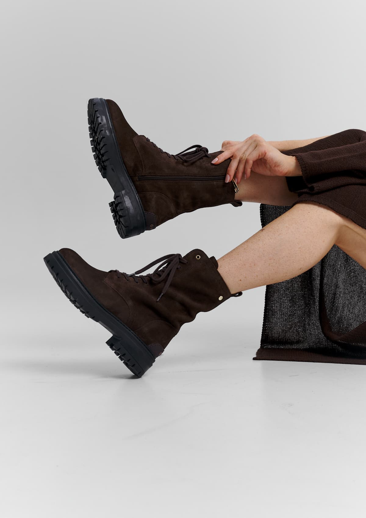 Tragebild mit Model auf neutralem Hintergrund des Produktes Signature Boot Suede in der Farbe Coffee