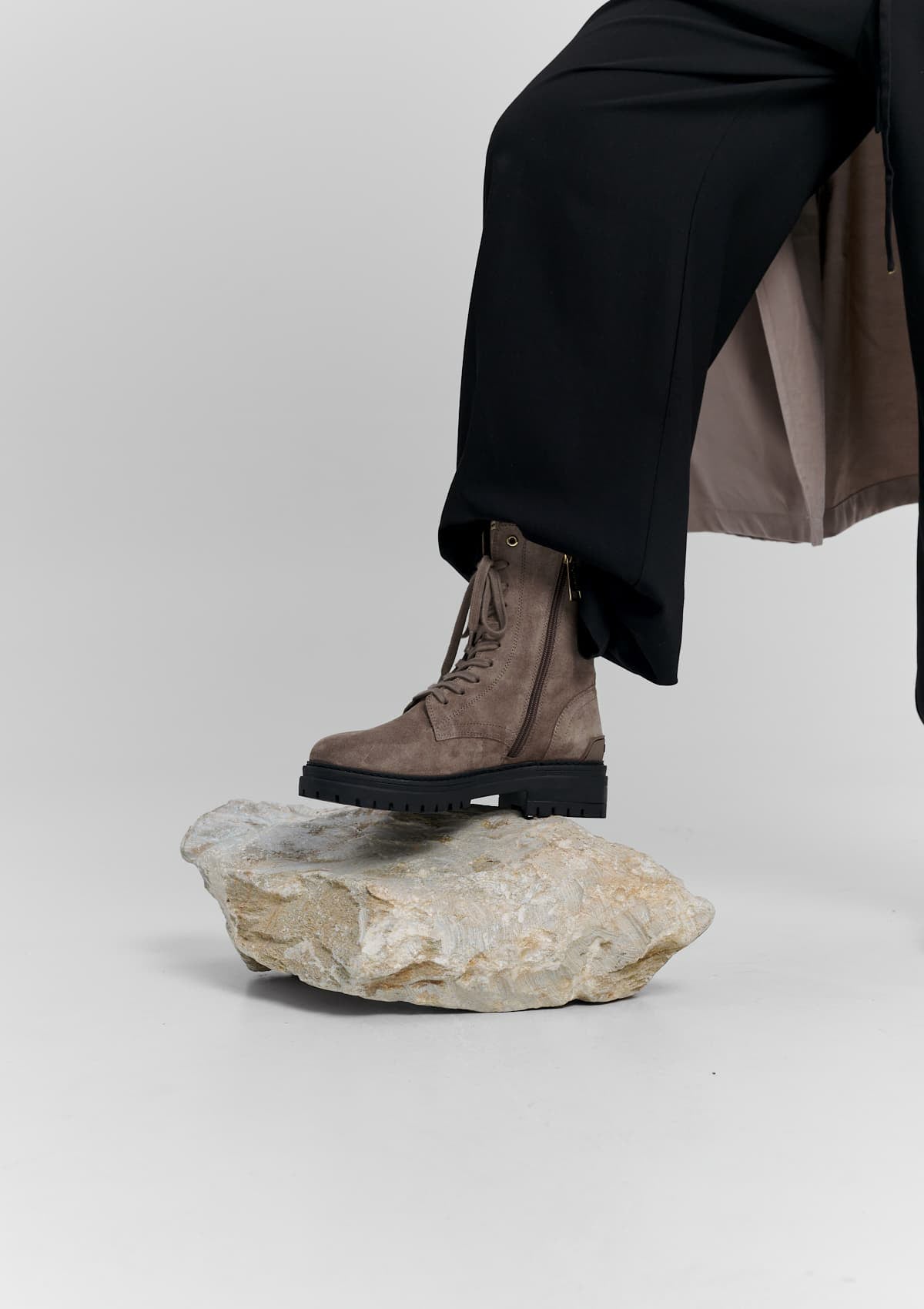 Tragebild mit Model auf neutralem Hintergrund des Produktes Signature Boot Suede in der Farbe Mocha