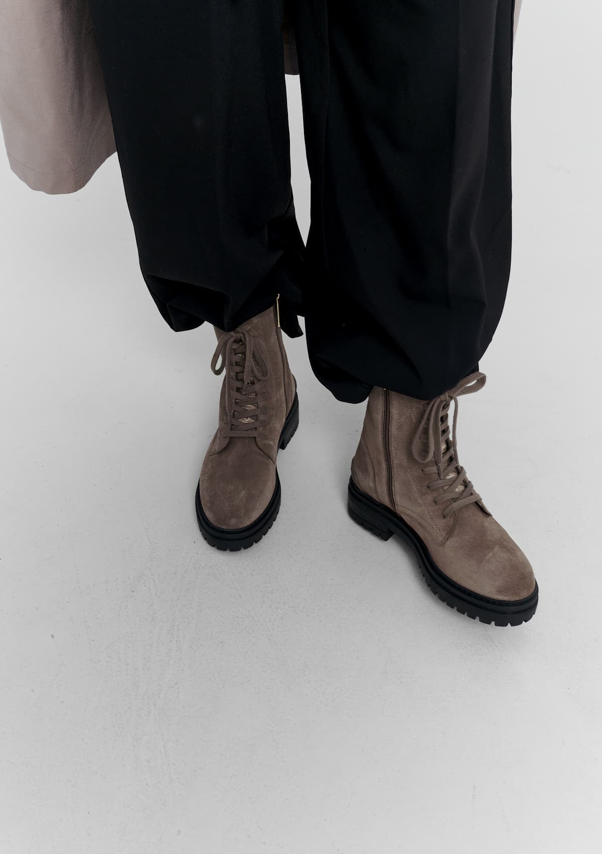 Tragebild mit Model auf neutralem Hintergrund des Produktes Signature Boot Suede in der Farbe Mocha