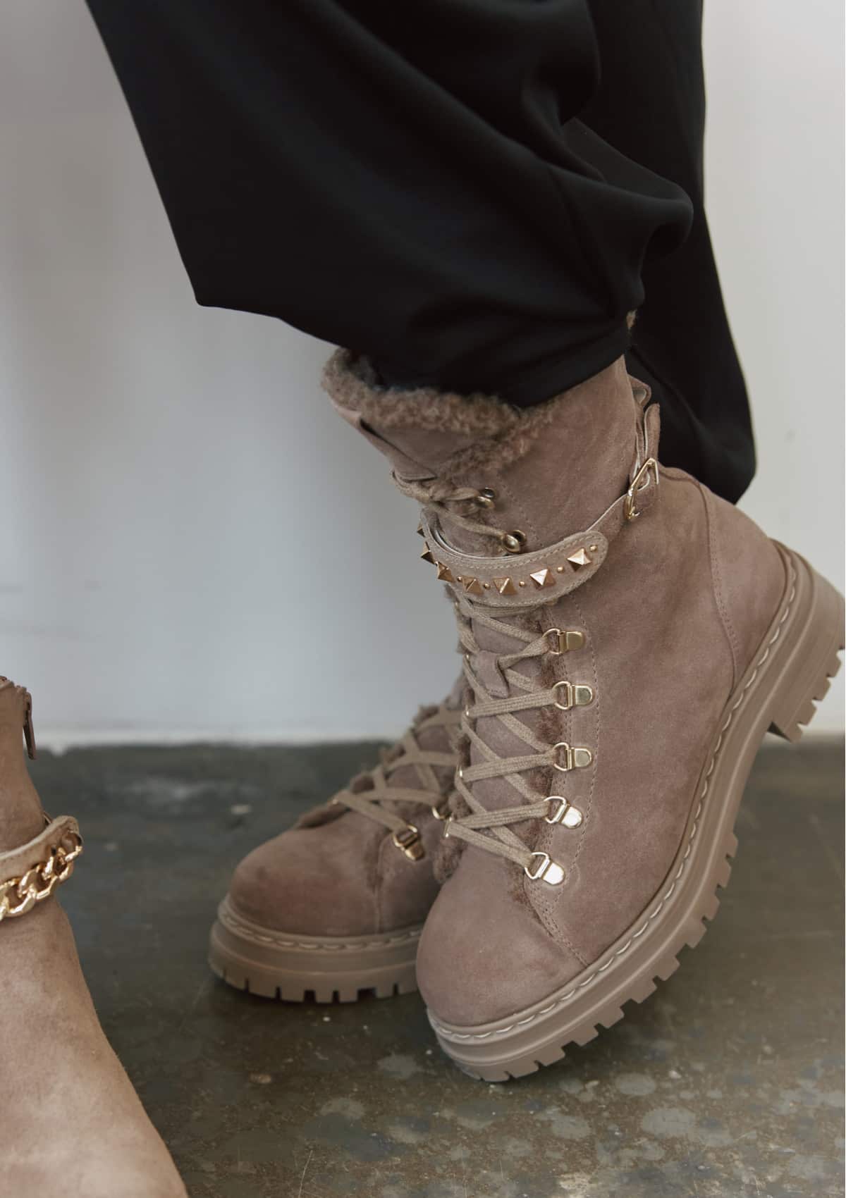 Tragebild mit Model auf neutralem Hintergrund des Produktes Cozy Chunky Rock in der Farbe Mocha