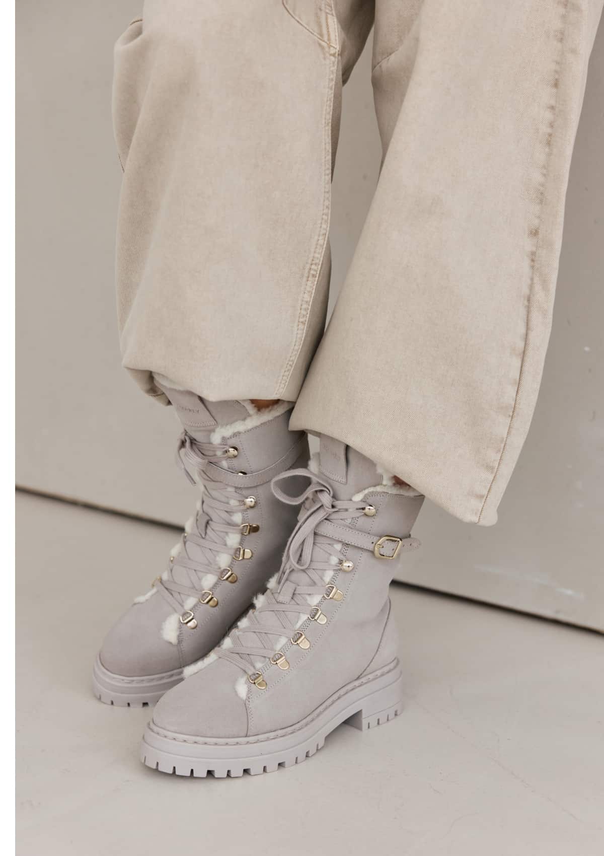 Tragebild mit Model auf neutralem Hintergrund des Produktes Cozy Chunky Rock in der Farbe Greige