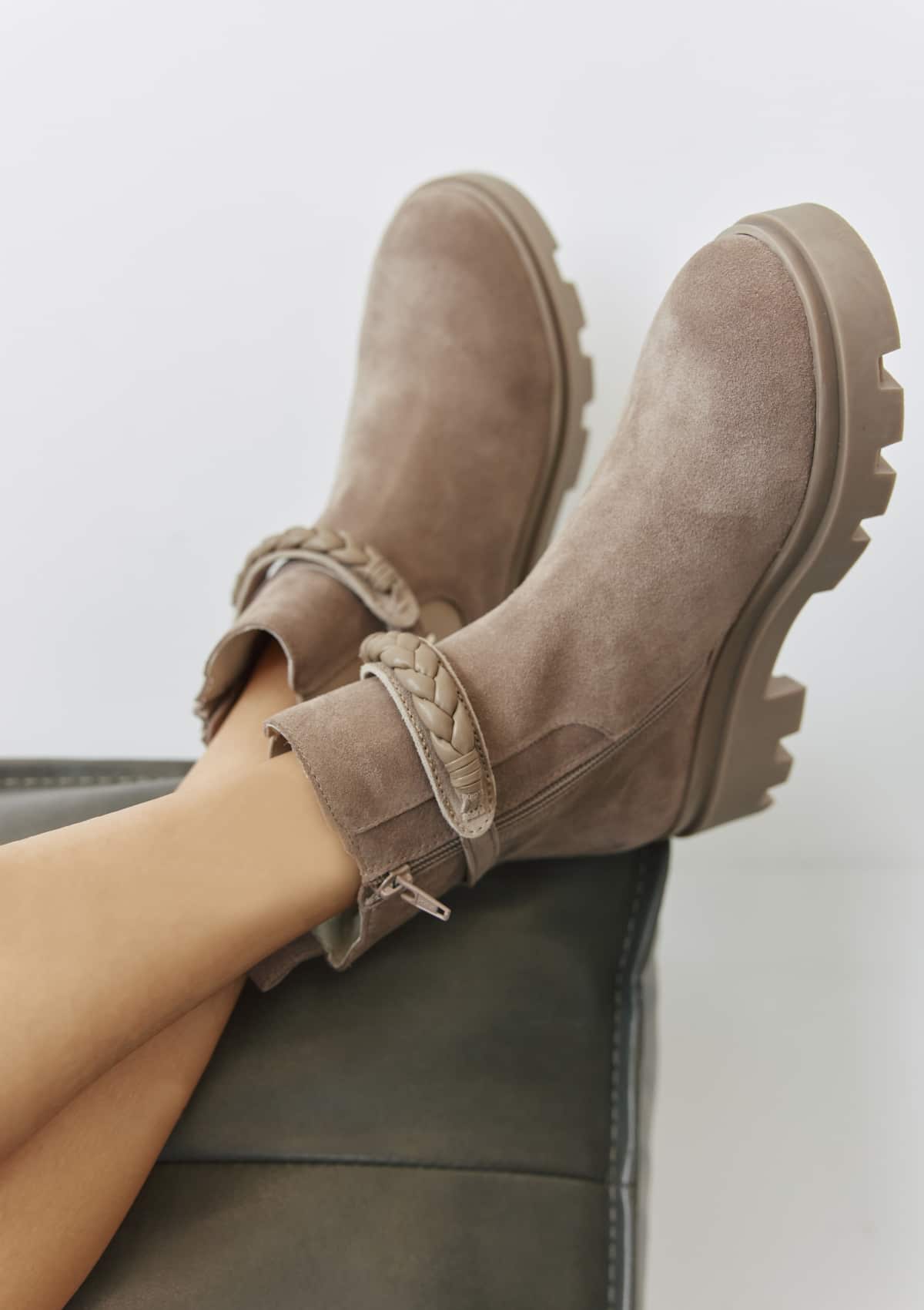 Tragebild mit Model auf neutralem Hintergrund des Produktes Classy Aesthetic Suede in der Farbe Mocha