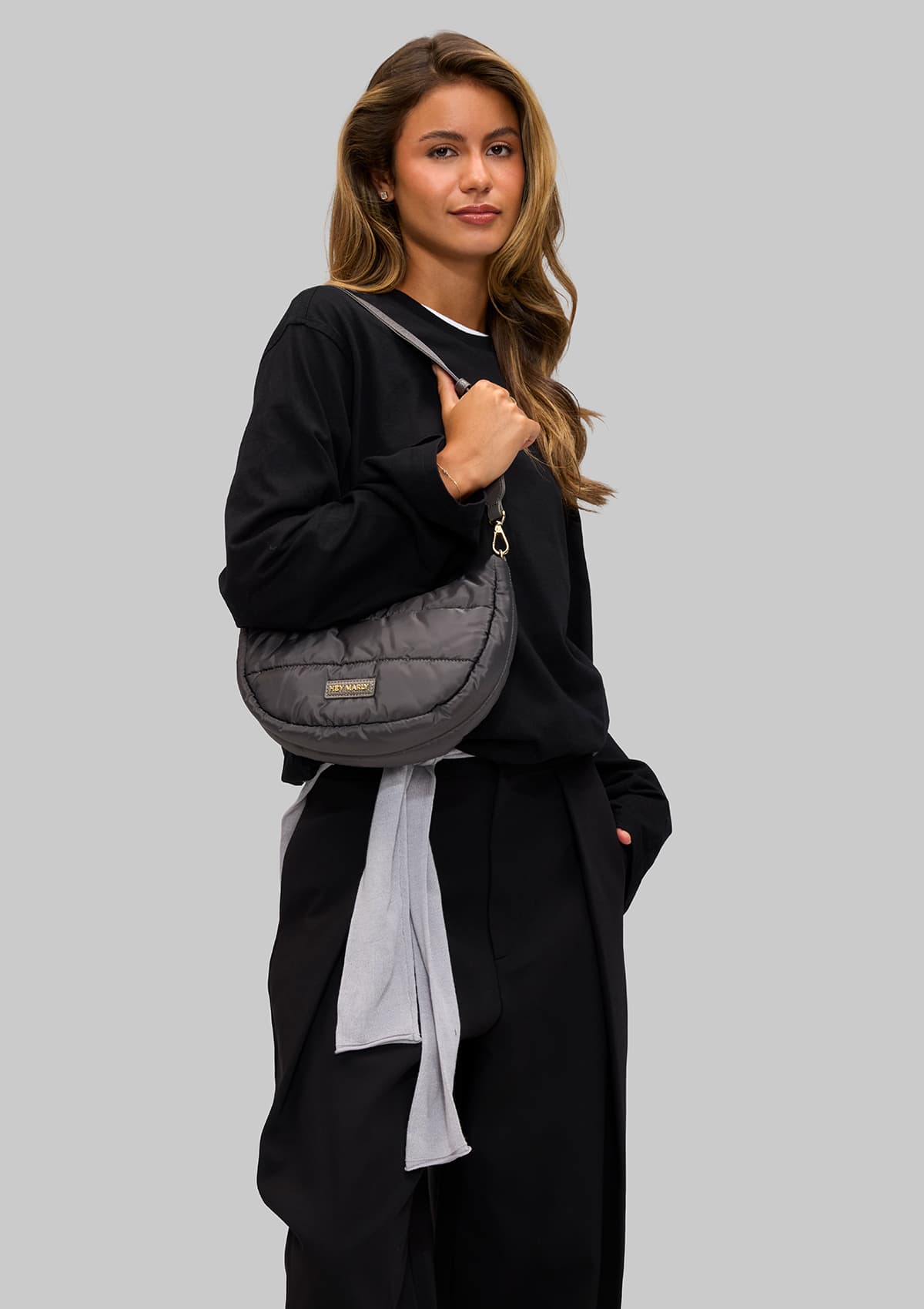 Tragebild mit Model auf neutralem Hintergrund des Produktes Lifetime Buddy S in der Farbe Grey in der Größe S