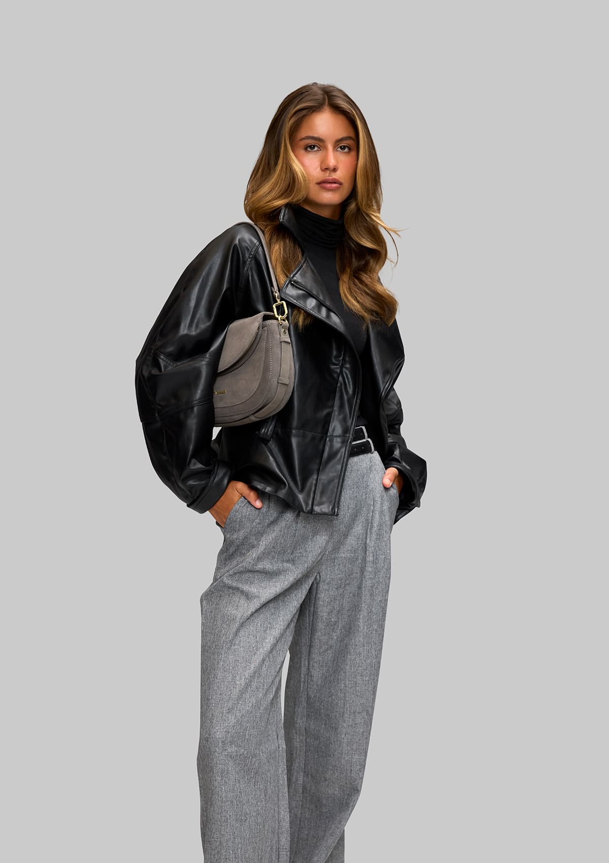 Tragebild mit Model auf neutralem Hintergrund des Produktes Big Sister Suede in der Farbe Grey