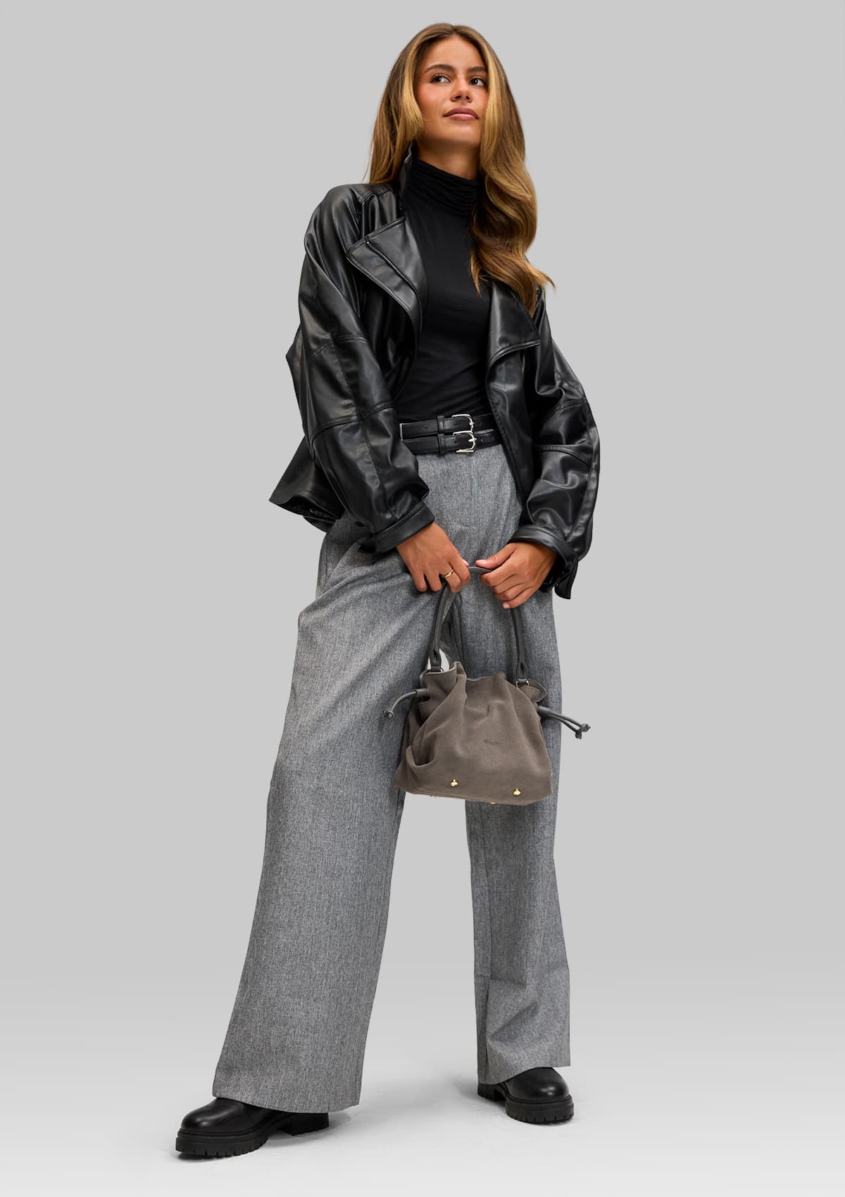Tragebild mit Model auf neutralem Hintergrund des Produktes Cool Companion Suede S in der Farbe Grey in der Größe S