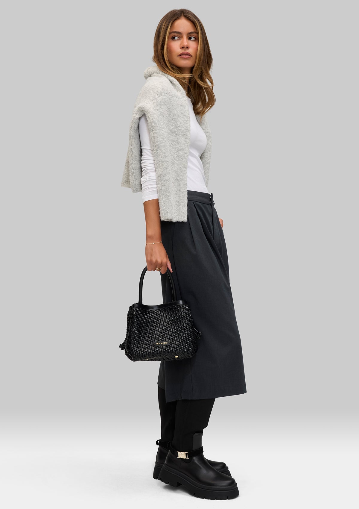 Tragebild mit Model auf neutralem Hintergrund des Produktes Cool Companion Woven S in der Farbe Black in der Größe S