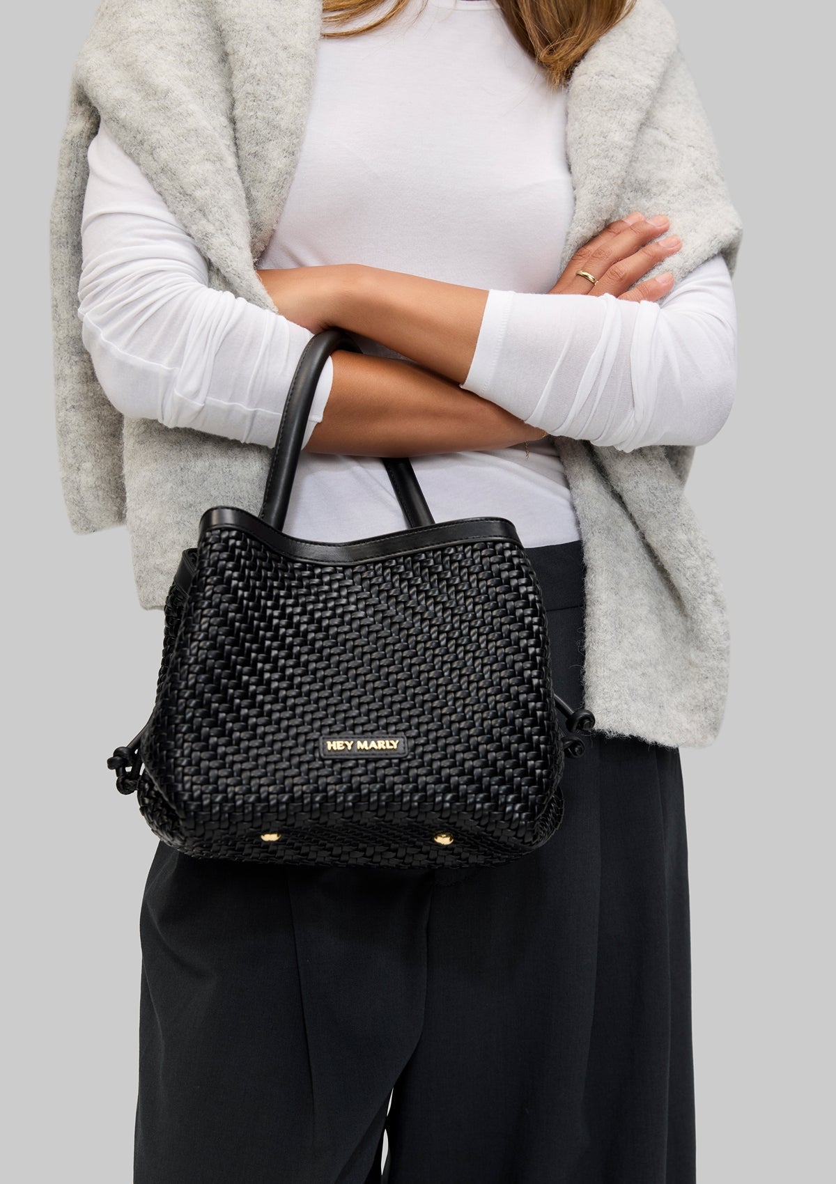 Tragebild mit Model auf neutralem Hintergrund des Produktes Cool Companion Woven S in der Farbe Black in der Größe S