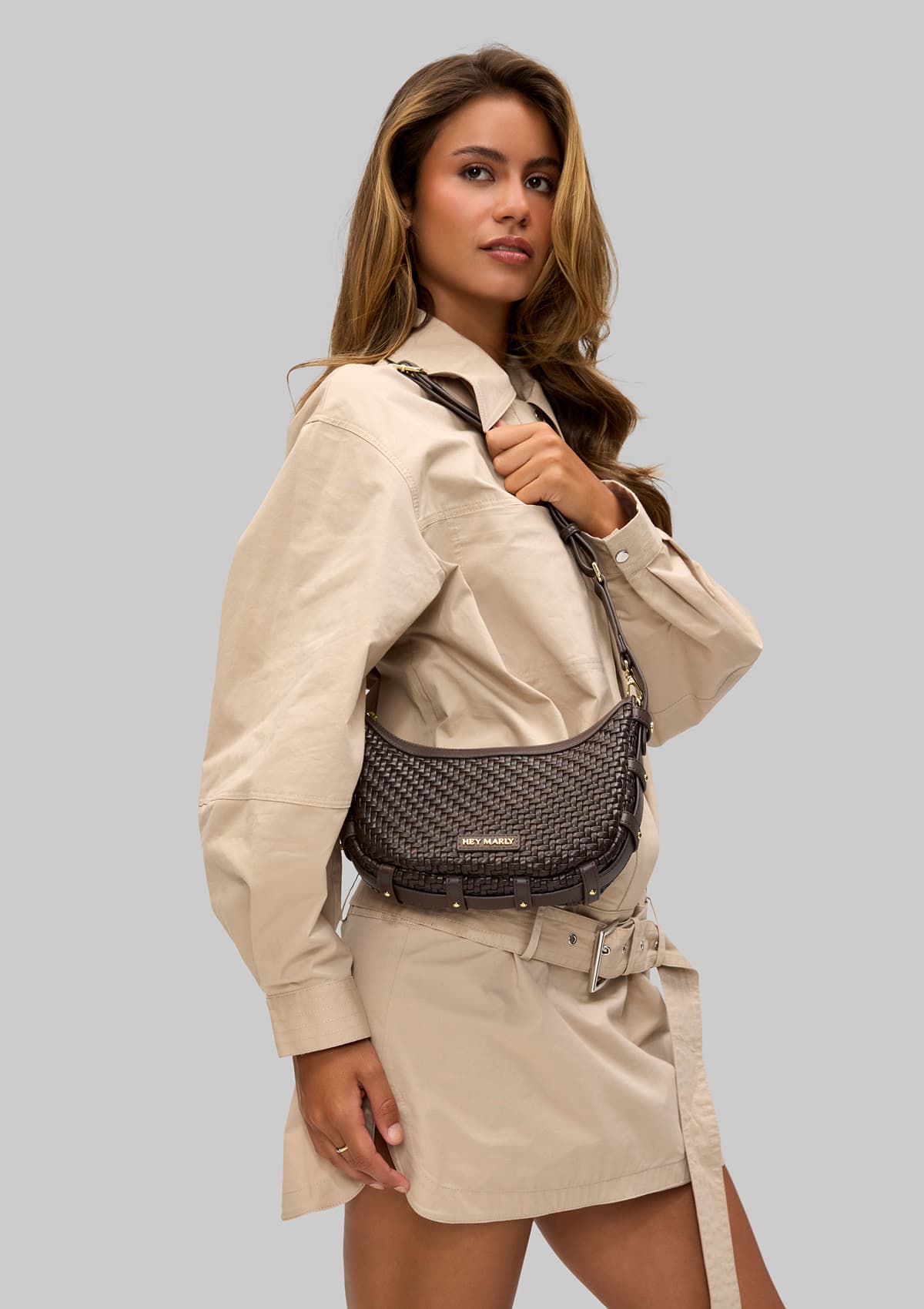Tragebild mit Model auf neutralem Hintergrund des Produktes Lifetime Sister Woven S in der Farbe Coffee in der Größe S