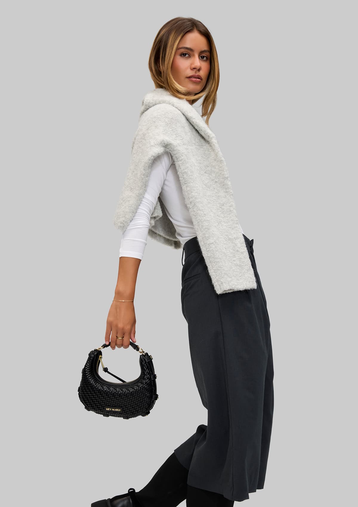 Tragebild mit Model auf neutralem Hintergrund des Produktes Lifetime Sister Woven S in der Farbe Black in der Größe S