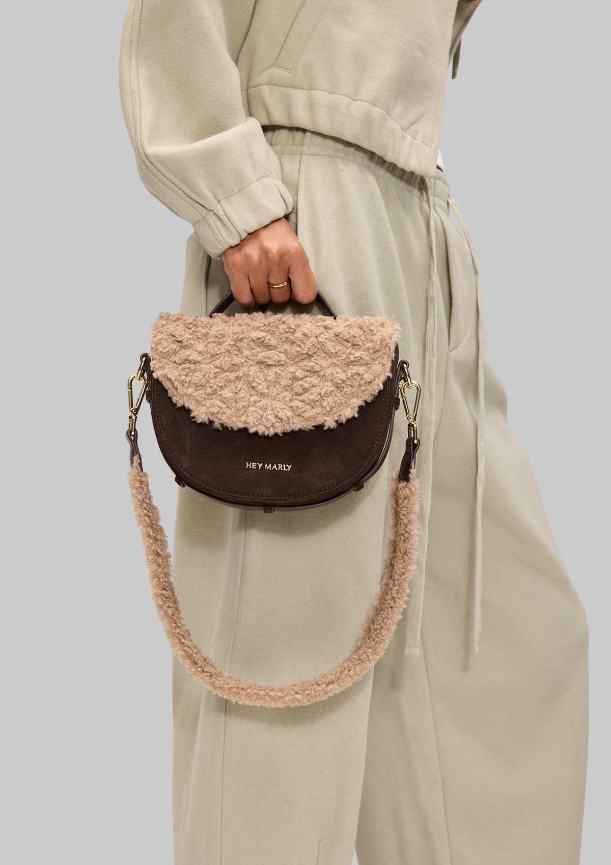Tragebild mit Model auf neutralem Hintergrund des Produktes Soul Sister Teddy in der Farbe Coffee-Mocha