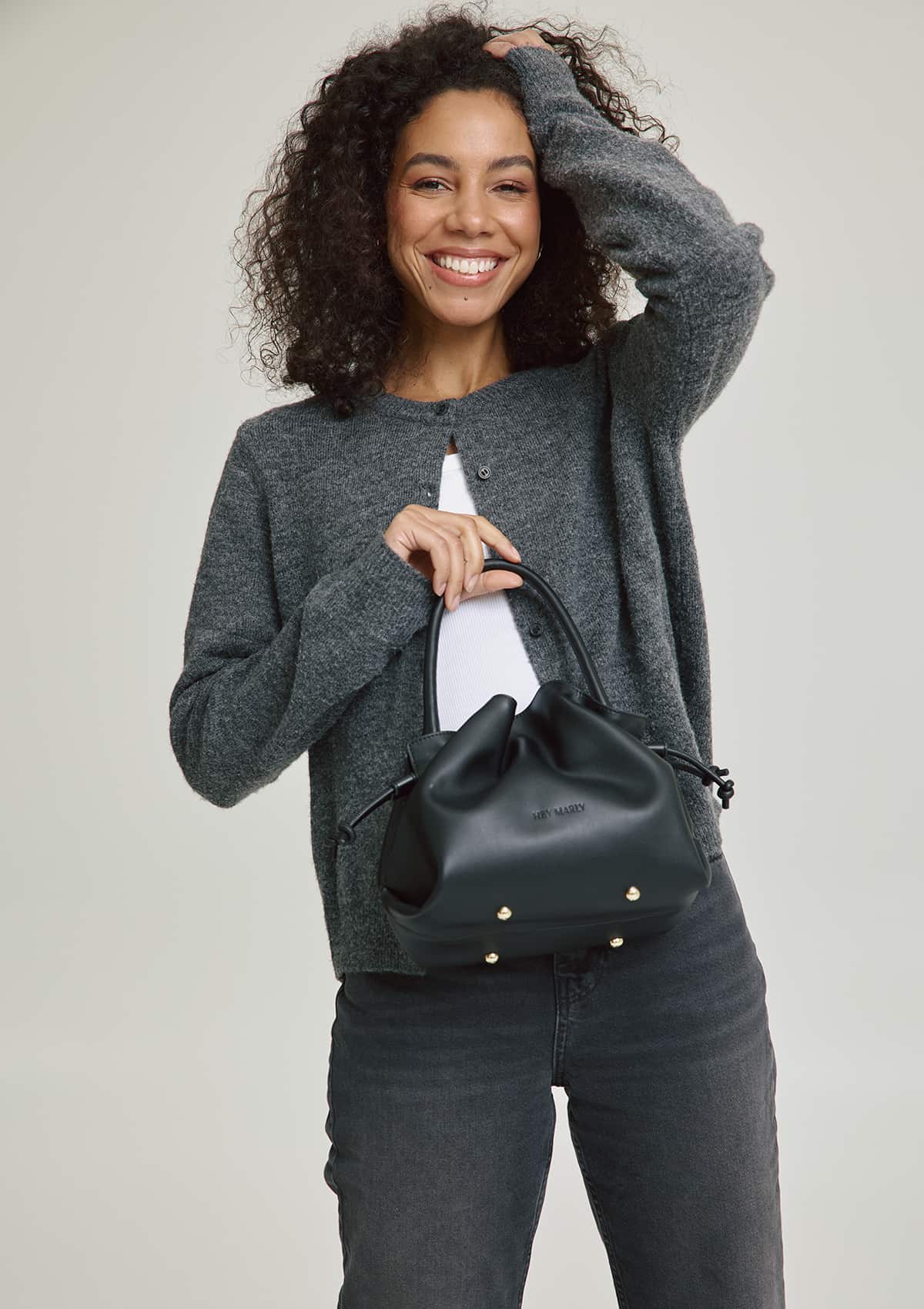 Tragebild mit Model auf neutralem Hintergrund des Produktes Cool Companion S in der Farbe Black in der Größe S
