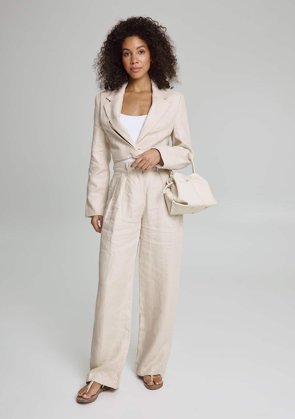 Tragebild mit Model auf neutralem Hintergrund des Produktes Cool Companion S in der Farbe Crema in der Größe S