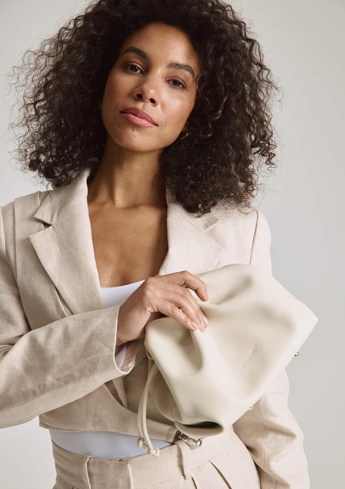 Tragebild mit Model auf neutralem Hintergrund des Produktes Cool Companion S in der Farbe Crema in der Größe S