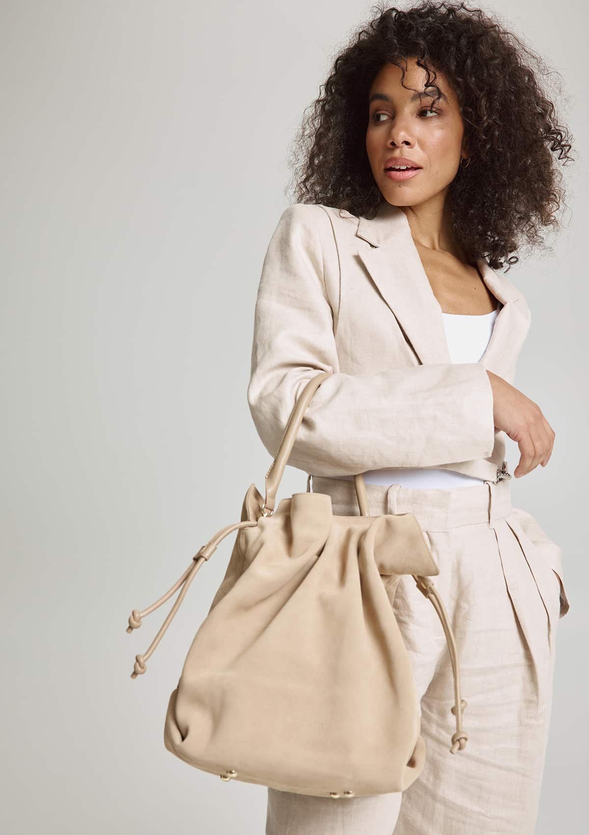 Tragebild mit Model auf neutralem Hintergrund des Produktes Cool Companion Suede M in der Farbe Sand in der Größe M