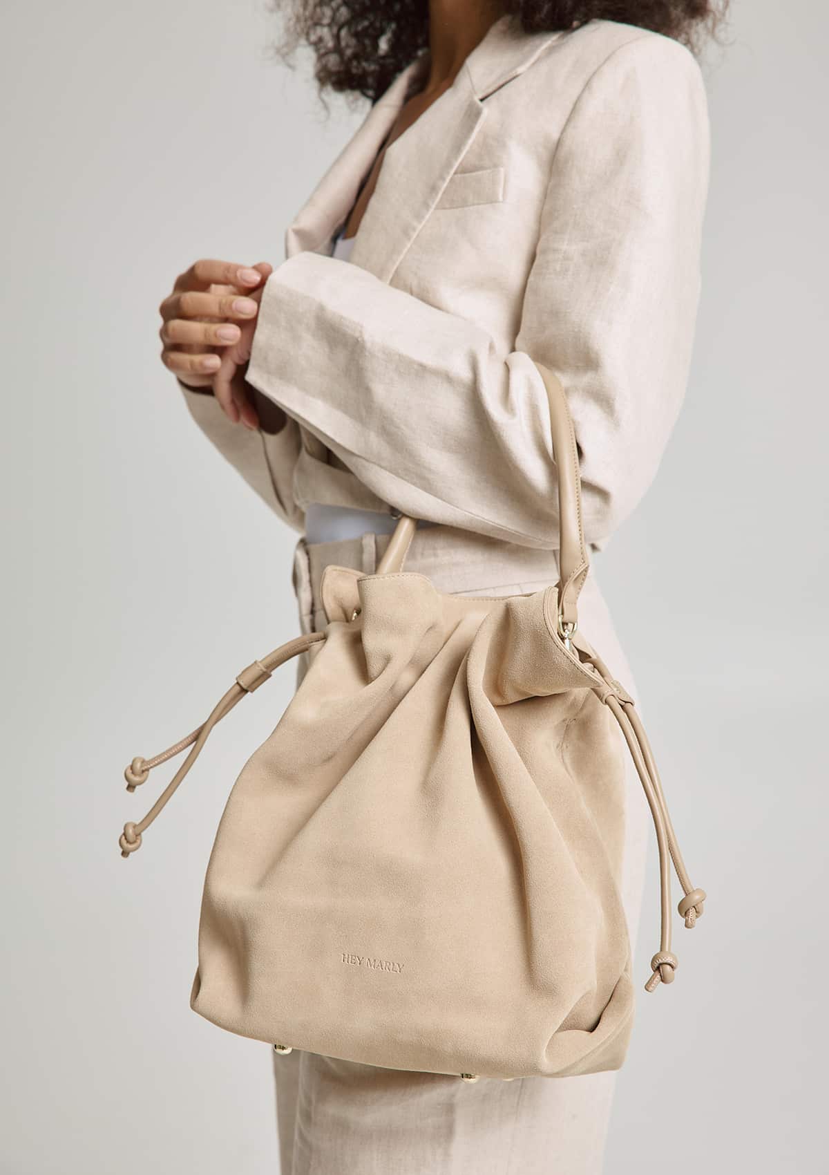 Tragebild mit Model auf neutralem Hintergrund des Produktes Cool Companion Suede M in der Farbe Sand in der Größe M