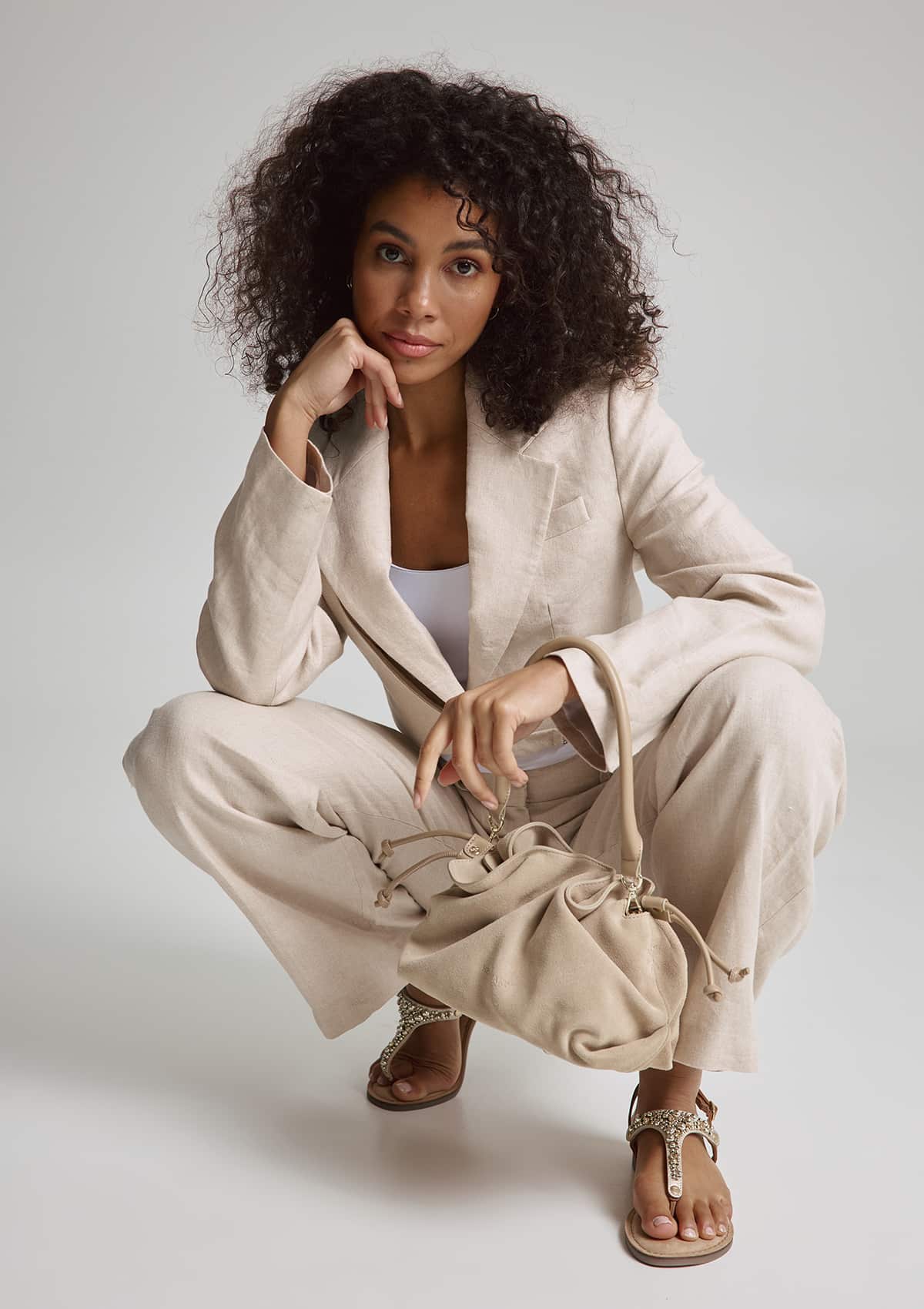 Tragebild mit Model auf neutralem Hintergrund des Produktes Cool Companion Suede S in der Farbe Sand in der Größe S