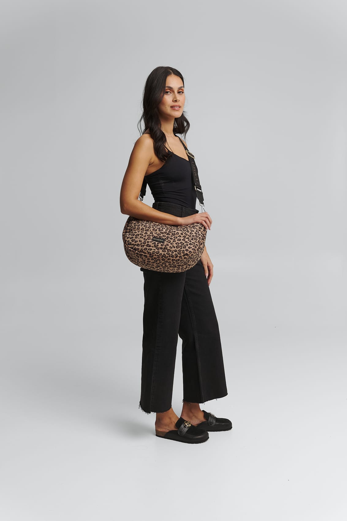 Tragebild mit Model auf neutralem Hintergrund des Produktes Lifetime Buddy M in der Farbe Leo in der Größe M