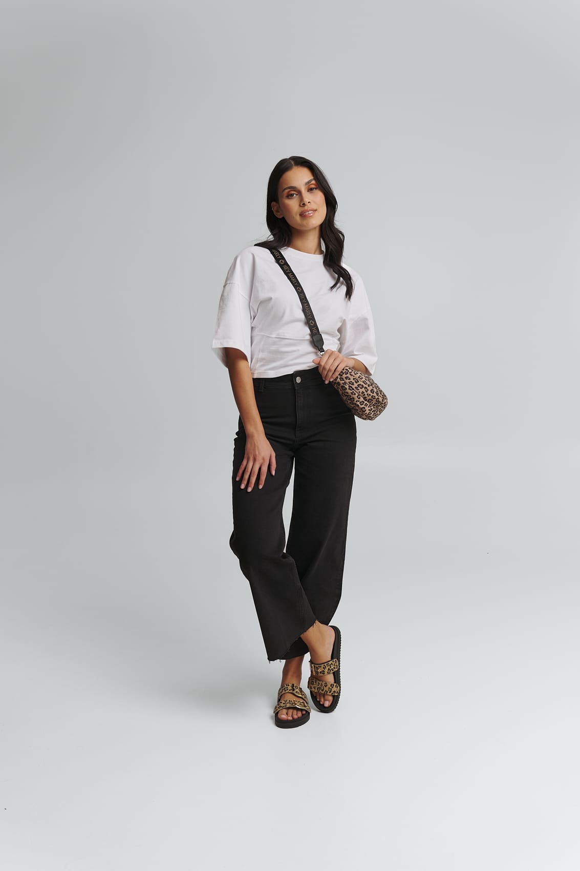 Tragebild mit Model auf neutralem Hintergrund des Produktes Lifetime Buddy S in der Farbe Leo in der Größe S