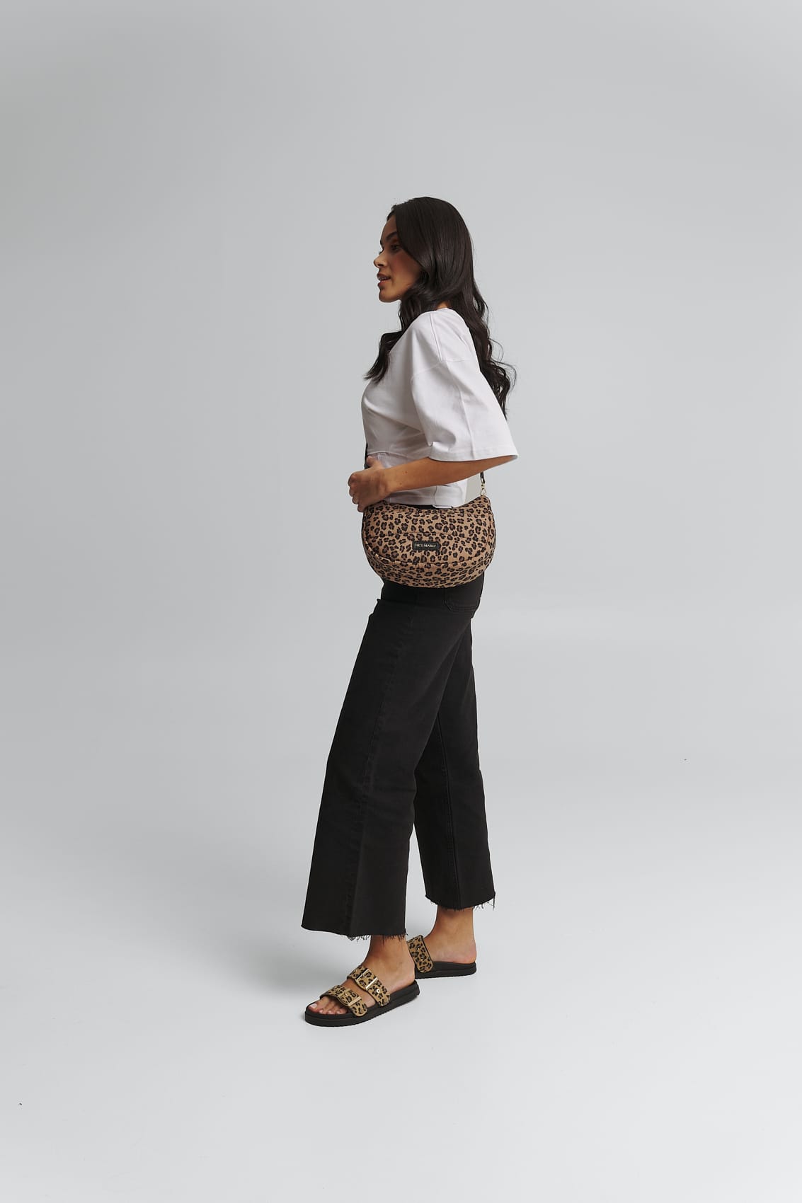 Tragebild mit Model auf neutralem Hintergrund des Produktes Lifetime Buddy S in der Farbe Leo in der Größe S