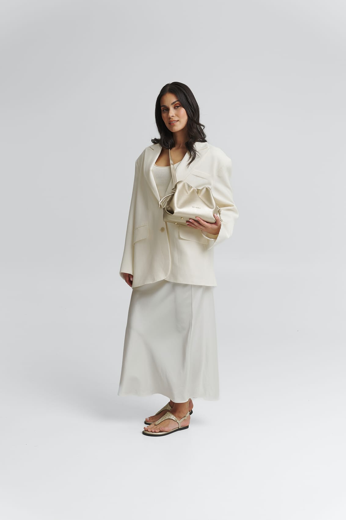 Tragebild mit Model auf neutralem Hintergrund des Produktes Cool Companion S in der Farbe Gold in der Größe S