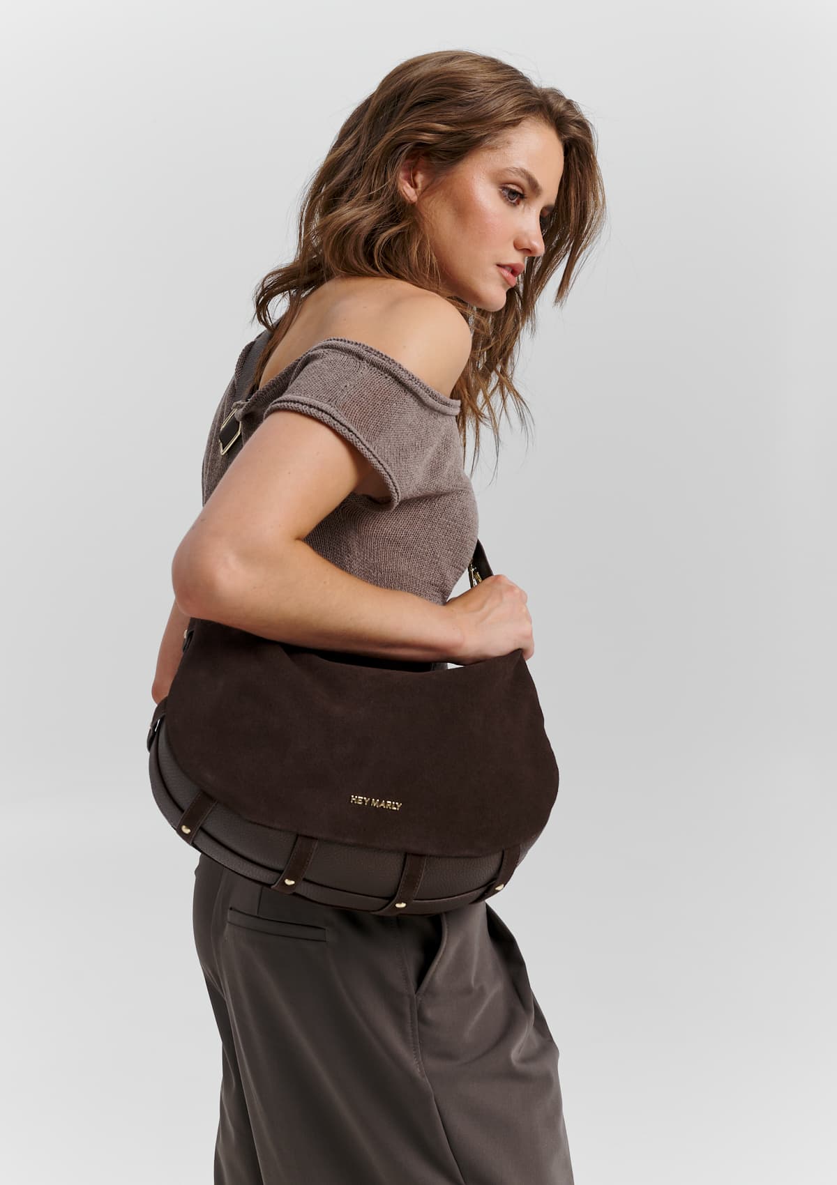 Tragebild mit Model auf neutralem Hintergrund des Produktes Lifetime Sister Suede M in der Farbe Coffee in der Größe M