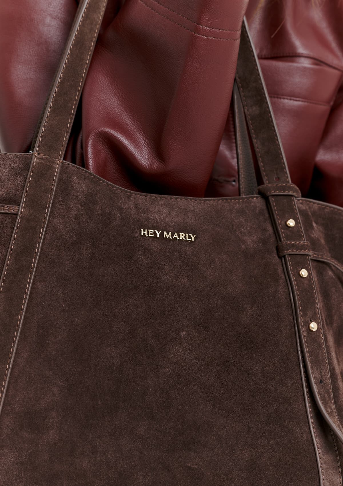 Tragebild mit Model auf neutralem Hintergrund des Produktes Pretty Wonder Suede M in der Farbe Coffee in der Größe M