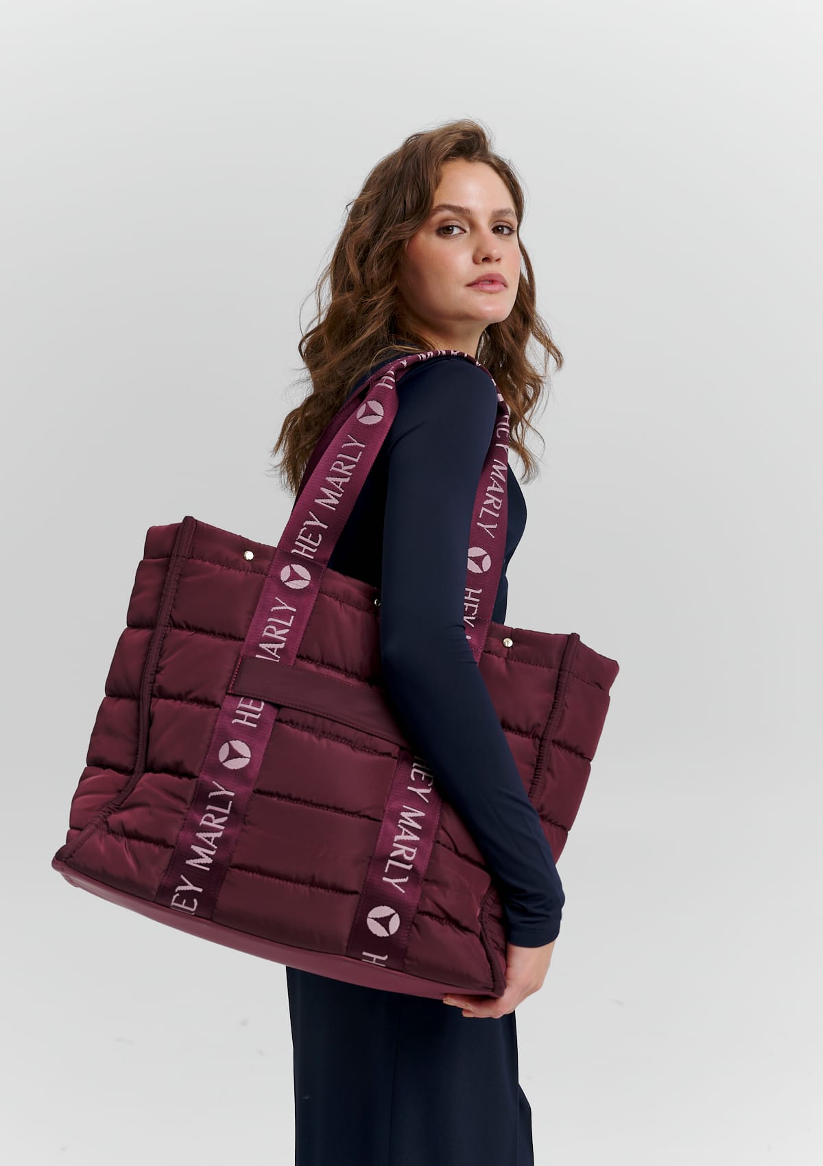Tragebild mit Model auf neutralem Hintergrund des Produktes Best Buddy in der Farbe Berry