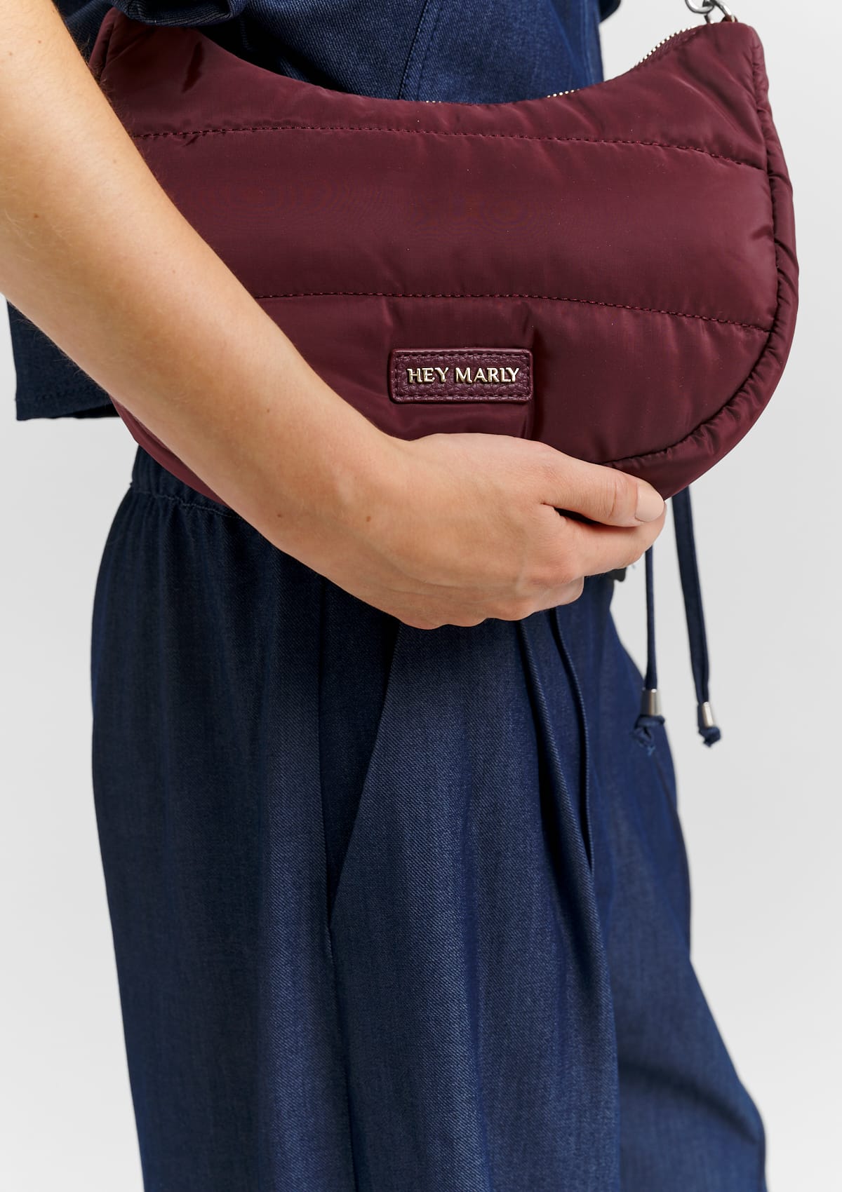 Tragebild mit Model auf neutralem Hintergrund des Produktes Lifetime Buddy S in der Farbe Berry in der Größe S