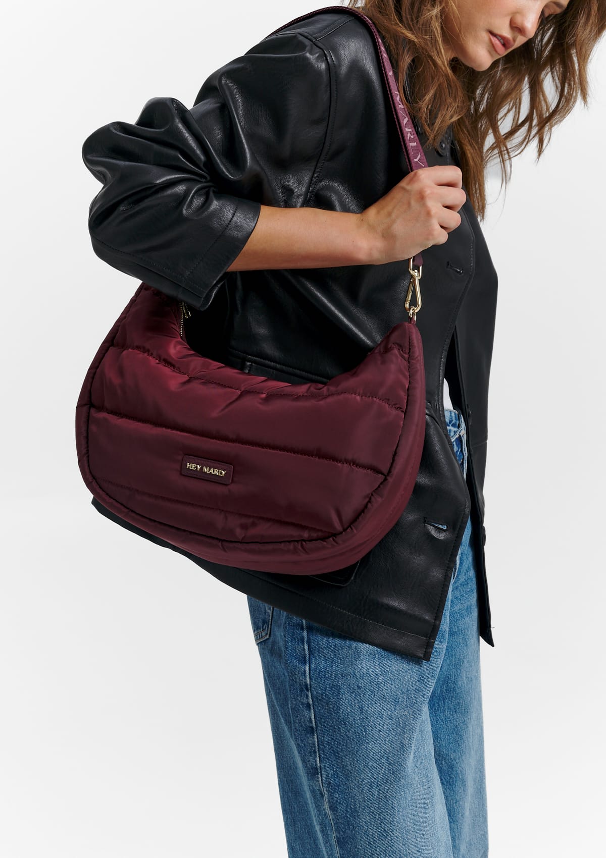 Tragebild mit Model auf neutralem Hintergrund des Produktes Lifetime Buddy M in der Farbe Berry in der Größe M