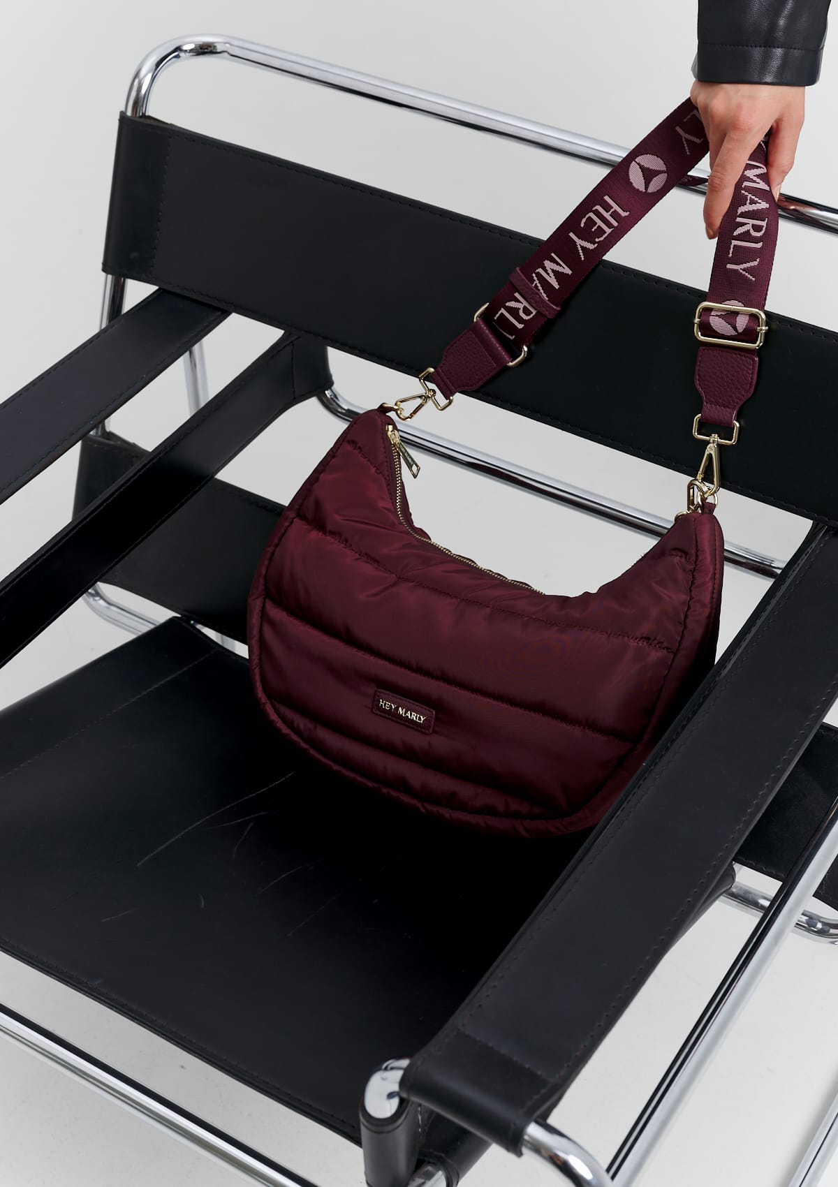 Tragebild mit Model auf neutralem Hintergrund des Produktes Lifetime Buddy M in der Farbe Berry in der Größe M