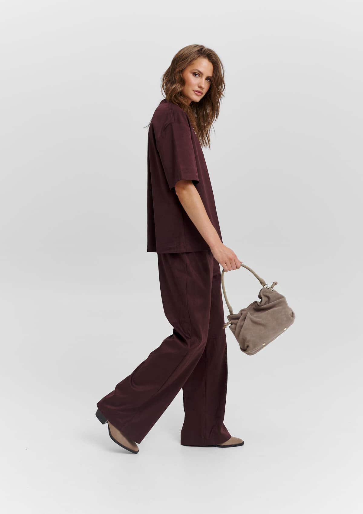 Tragebild mit Model auf neutralem Hintergrund des Produktes Cool Companion Suede S in der Farbe Mocha in der Größe S