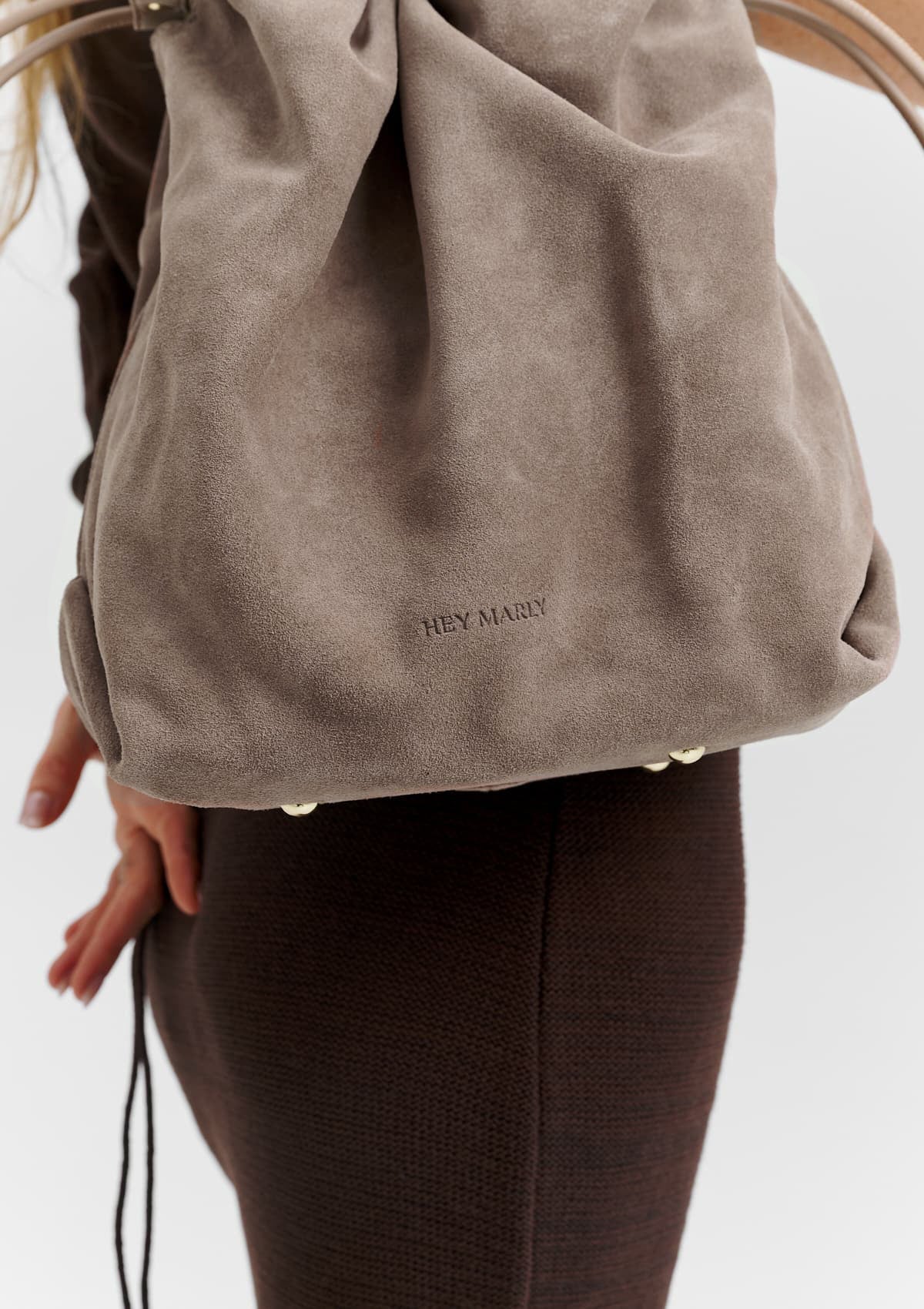 Tragebild mit Model auf neutralem Hintergrund des Produktes Cool Companion Suede M in der Farbe Mocha in der Größe M